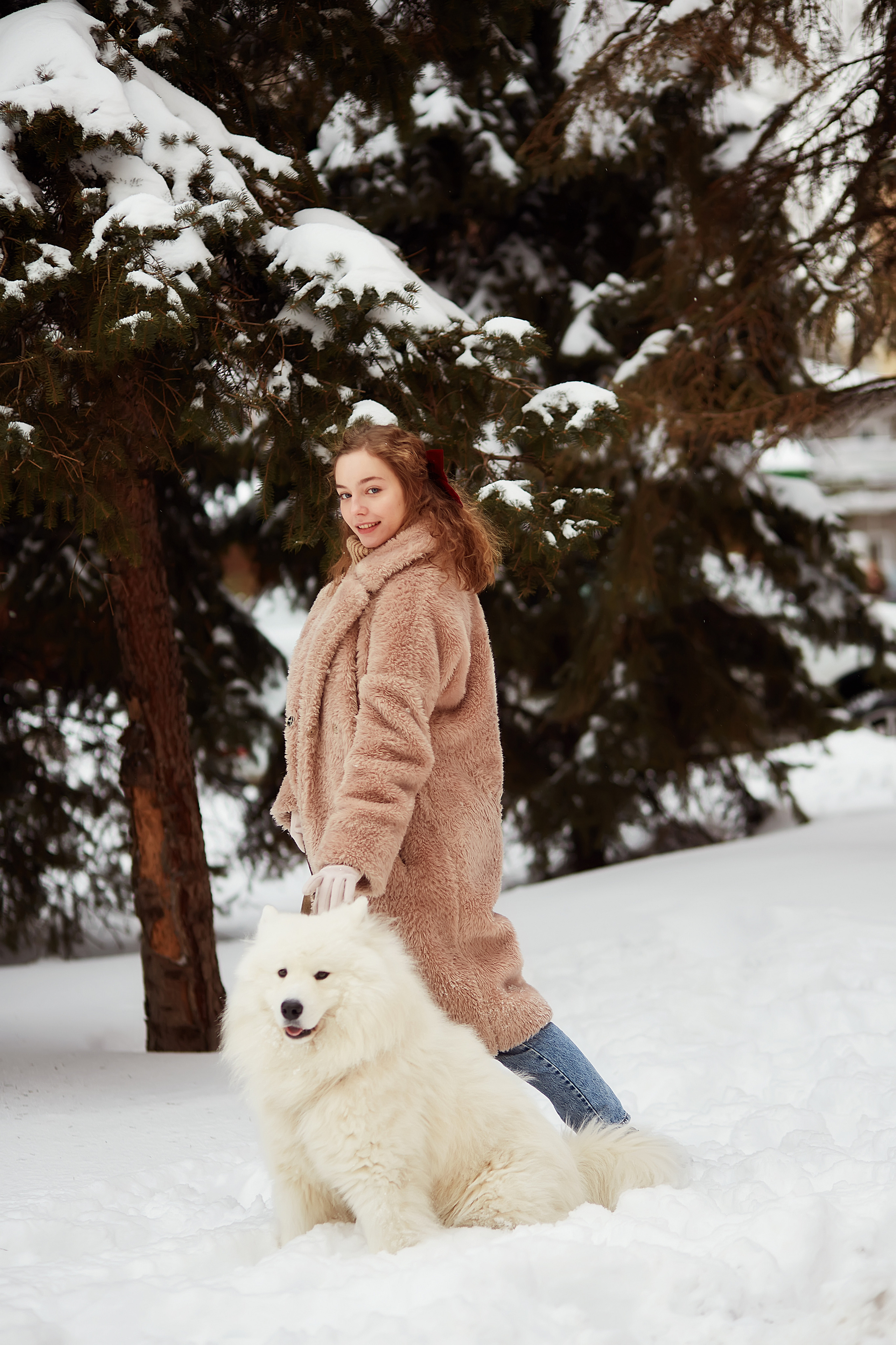 Девушка и собака на улице в лесу смотрят на фотографа Ирину