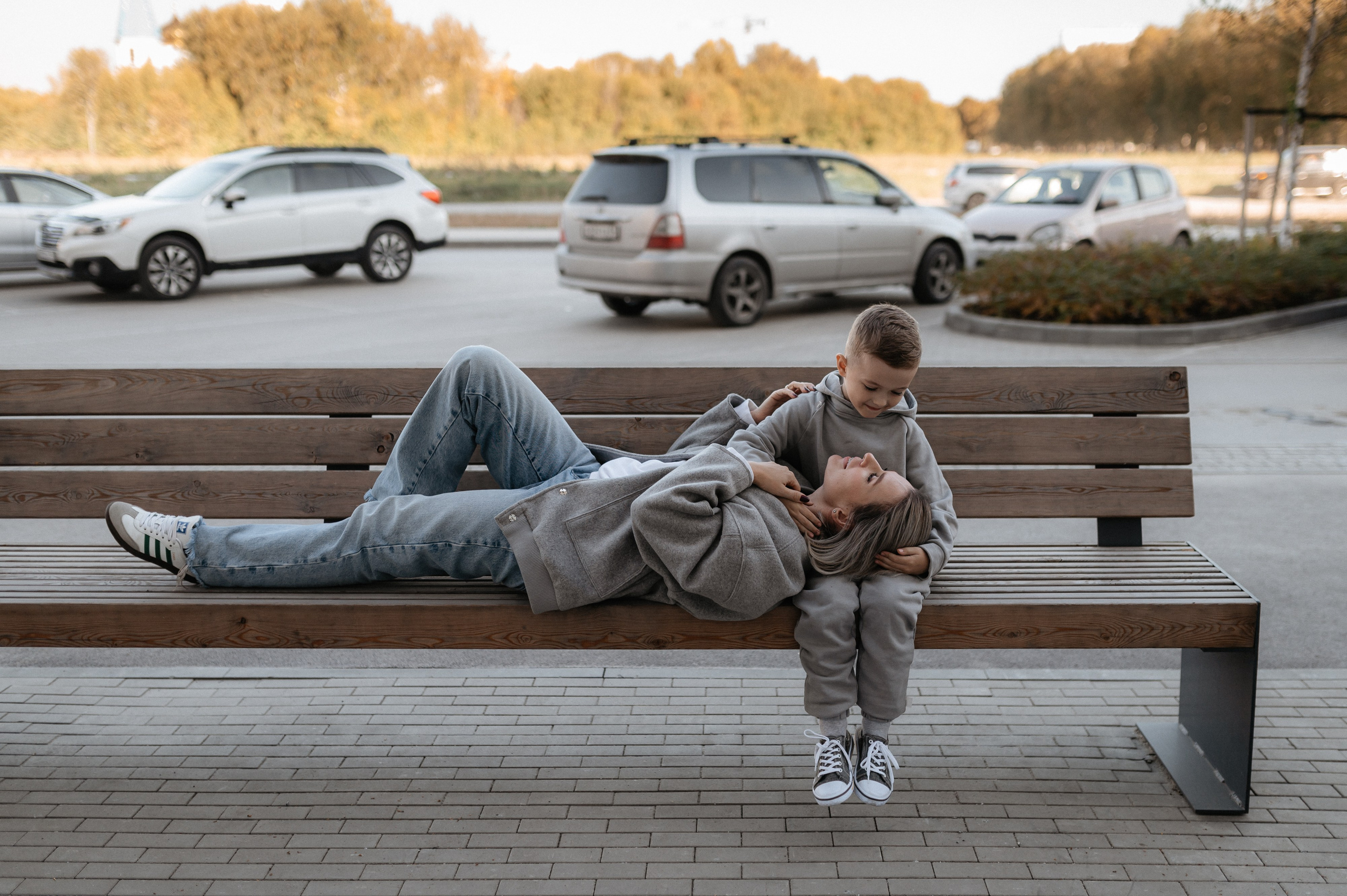 Городская прогулка мамы и сына. Главная