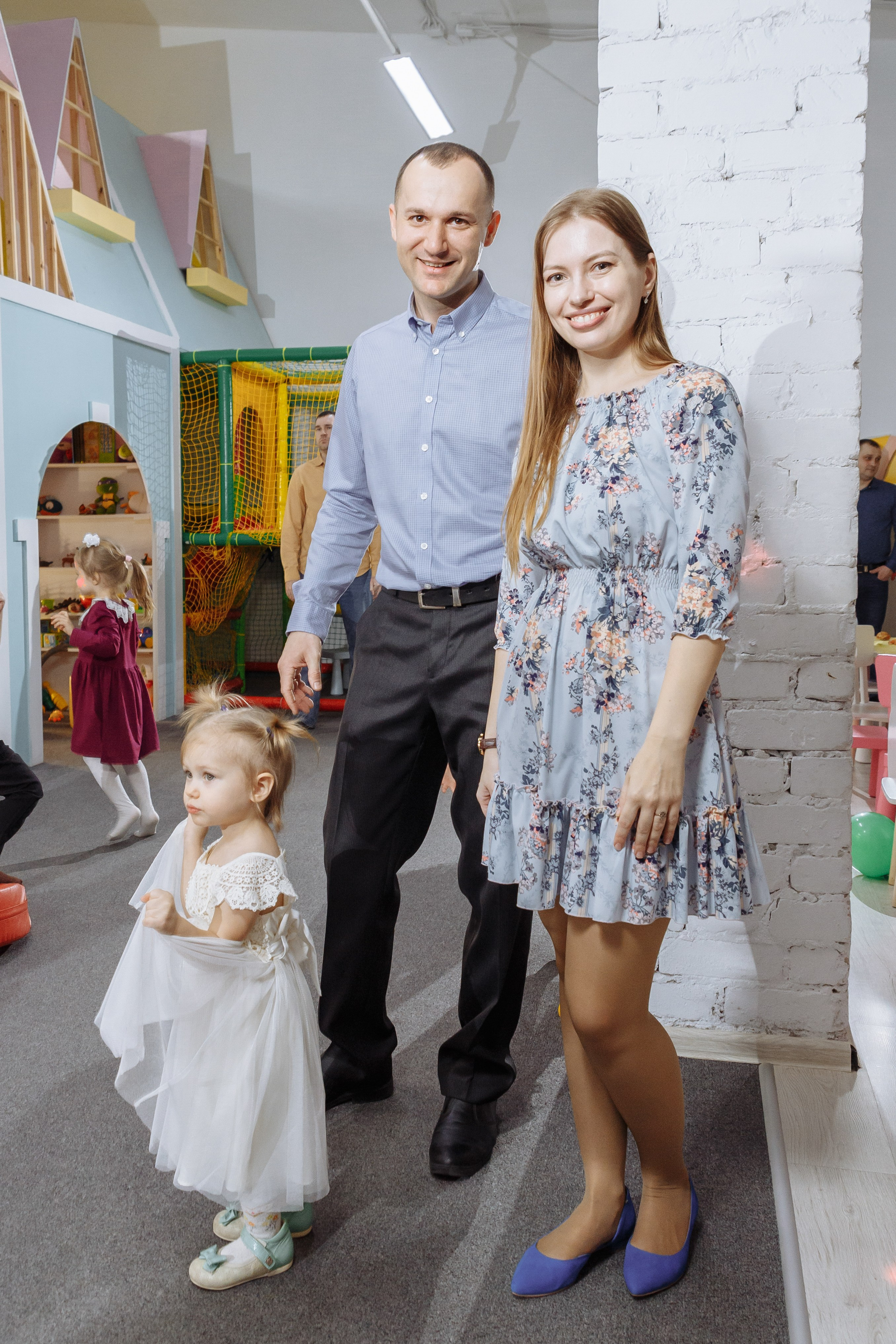 Олеся празднует свое 6 летие в компании Алисы, Чеширского кота и друзей. Событийный фотограф Максим Бескоровайновнов