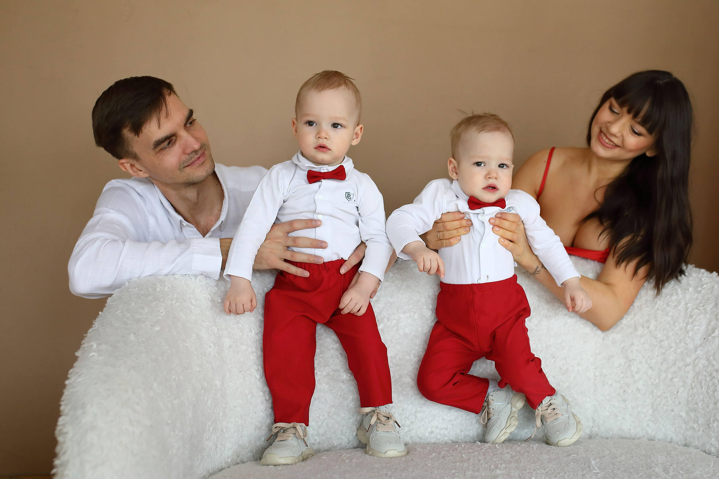 Семейные фотосессии в студии. Свадебный и семейный фотограф и видеограф в Екатеринбурге Полянские Тимур и Анастасия