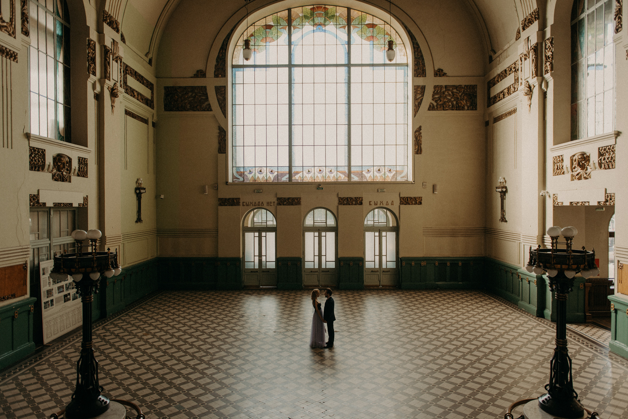 Свадебная фотосессия на Витебском вокзале. Свадебный фотограф в Санкт-Петербурге Венера Ахметова