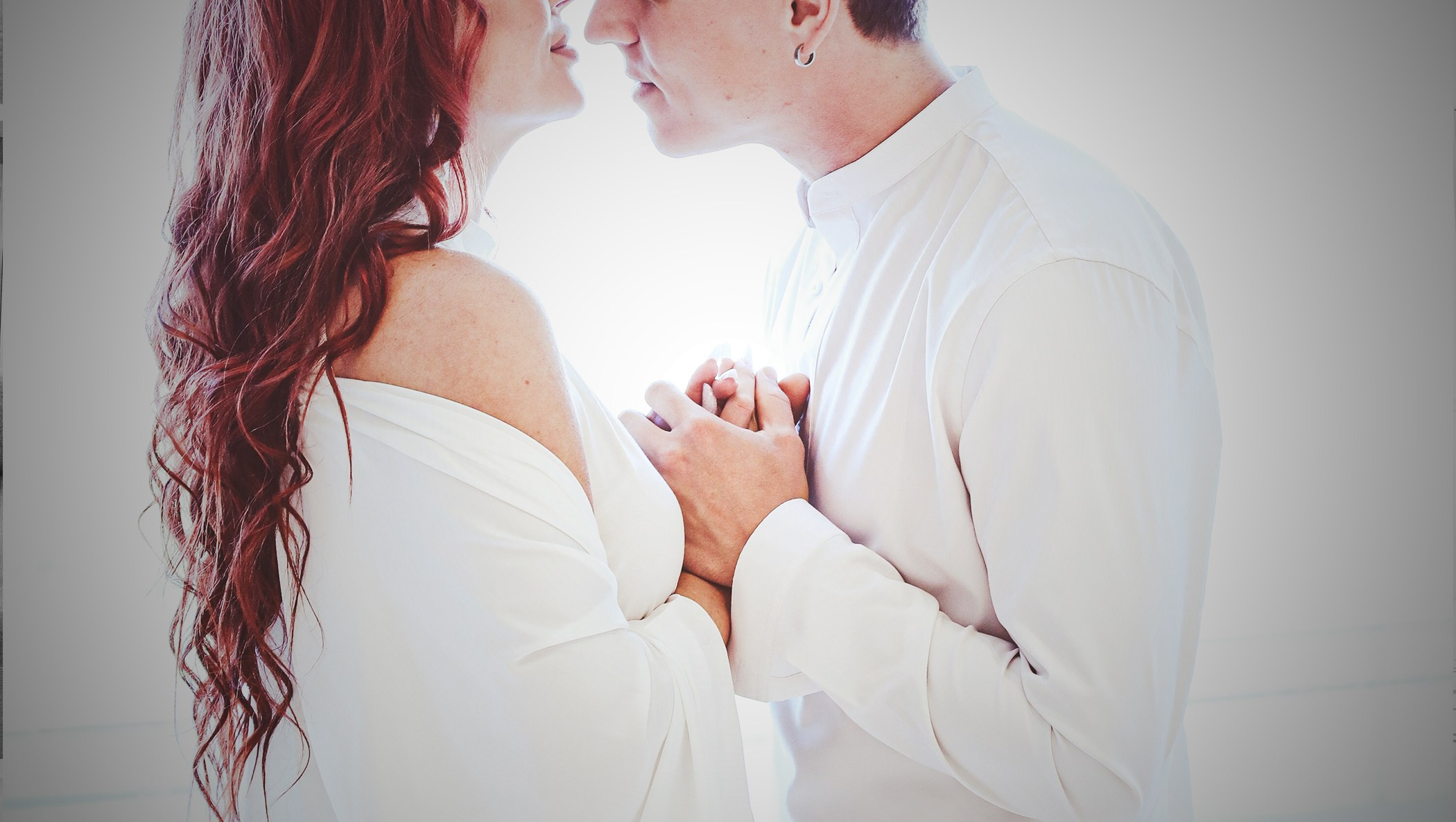 свадебная фотосессия где жених и невеста смотрят друг на друга и держаться за руки 