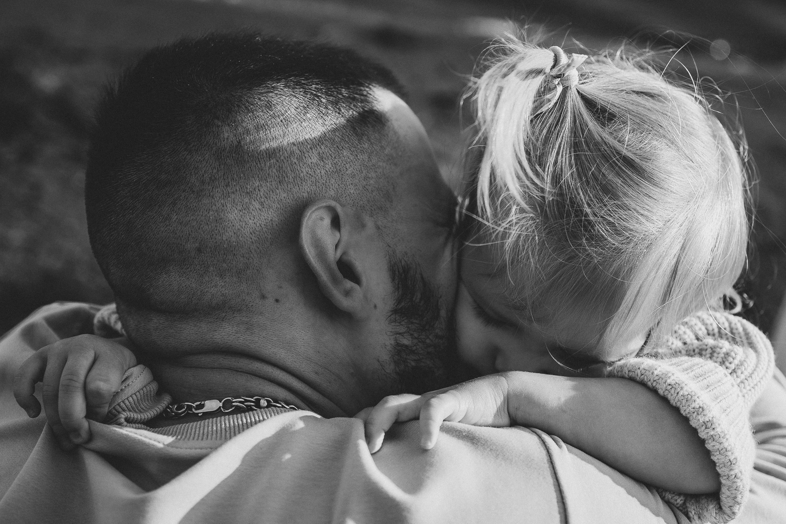 Семейная фотосессия на пляже в лучах заката