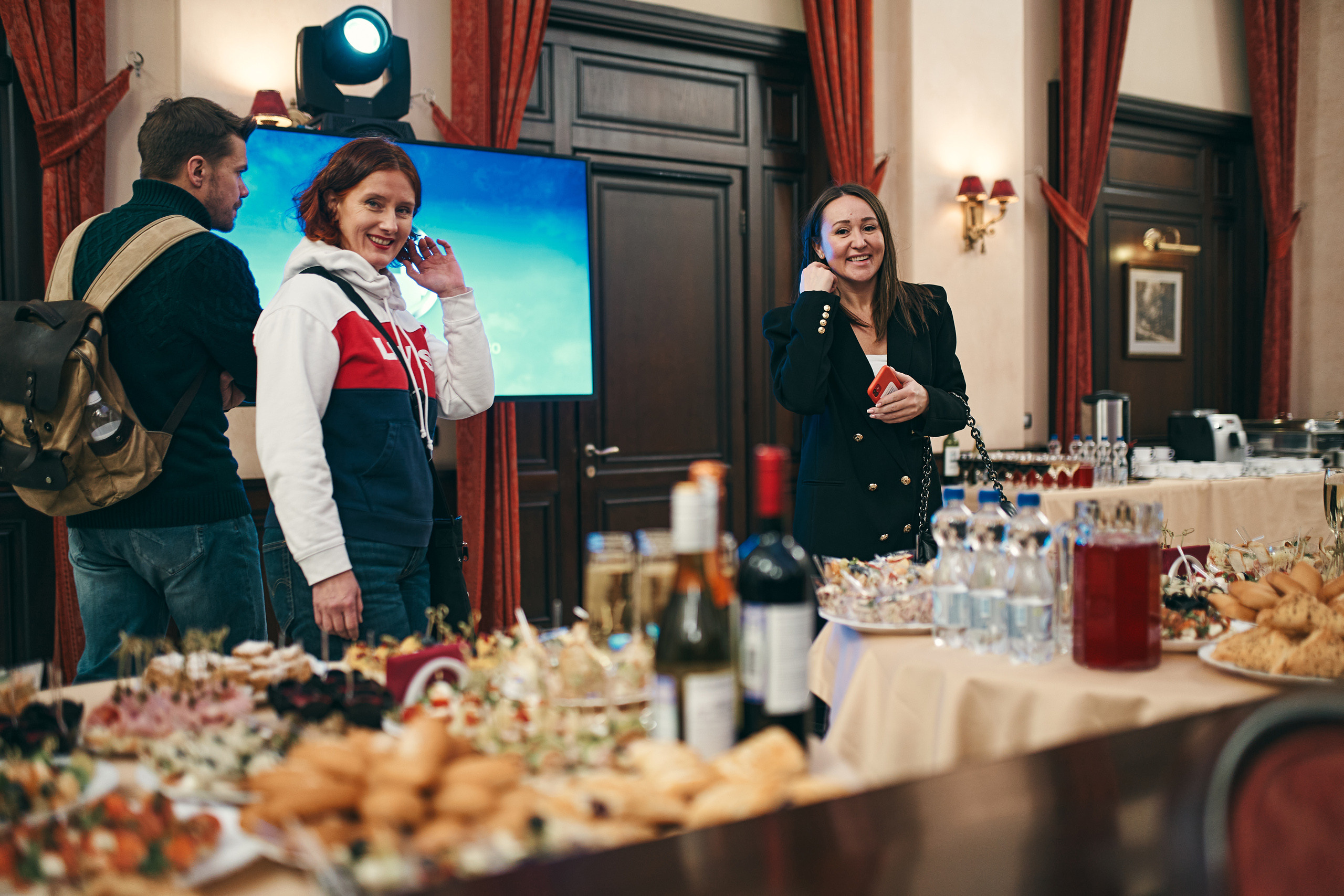 Презентация в самолёте. Фотограф Слава Кайгородов