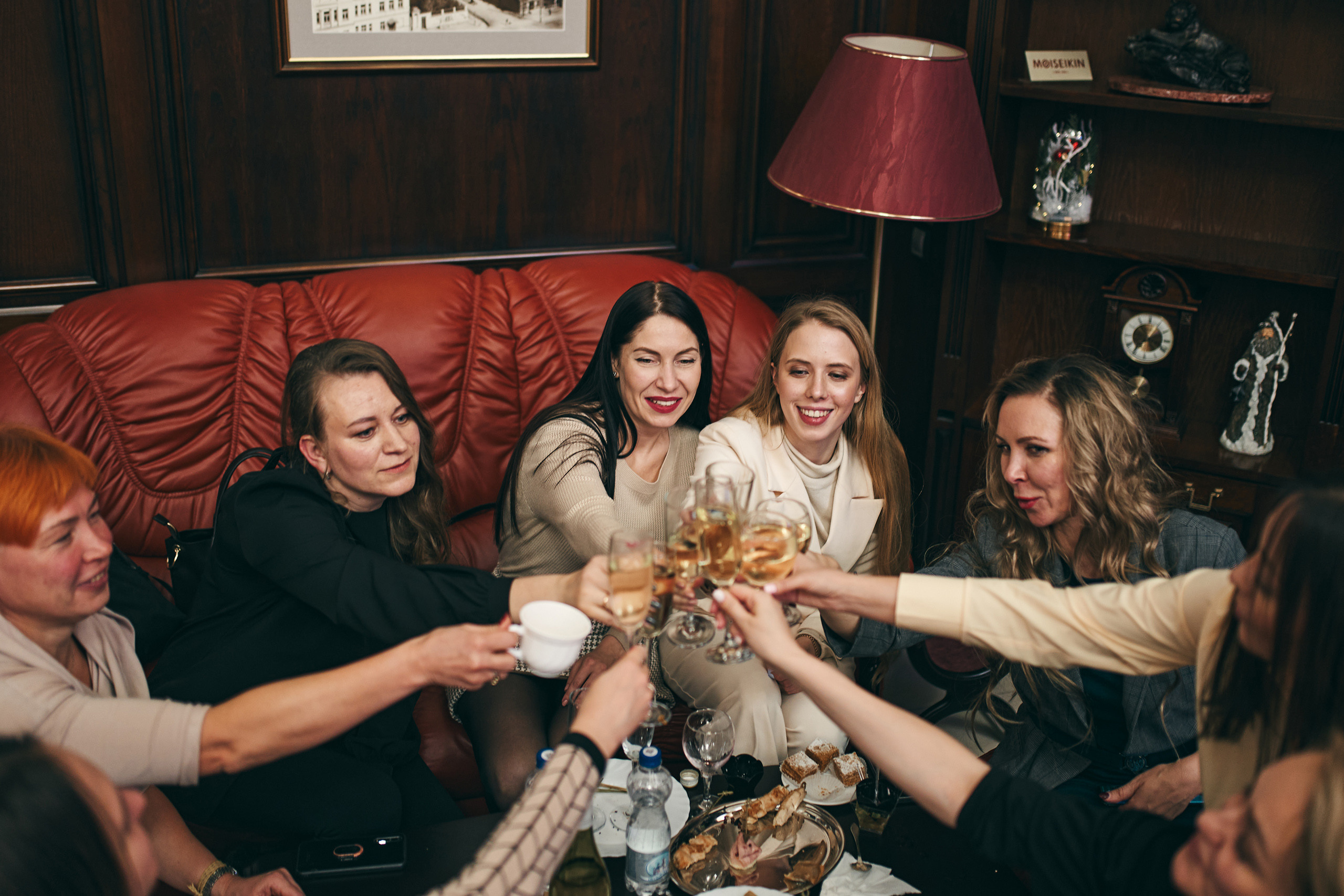 Презентация в самолёте. Фотограф Слава Кайгородов