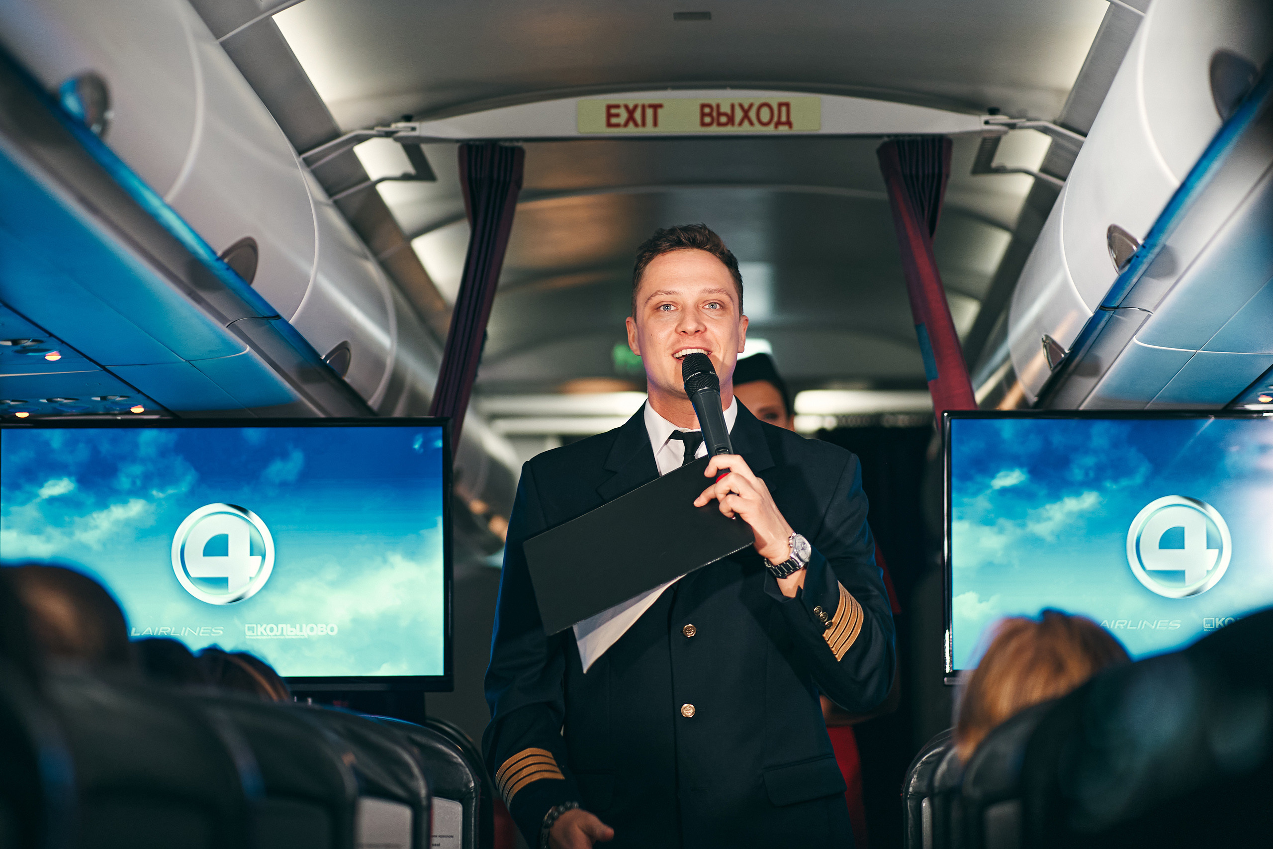 Презентация в самолёте. Фотограф Слава Кайгородов