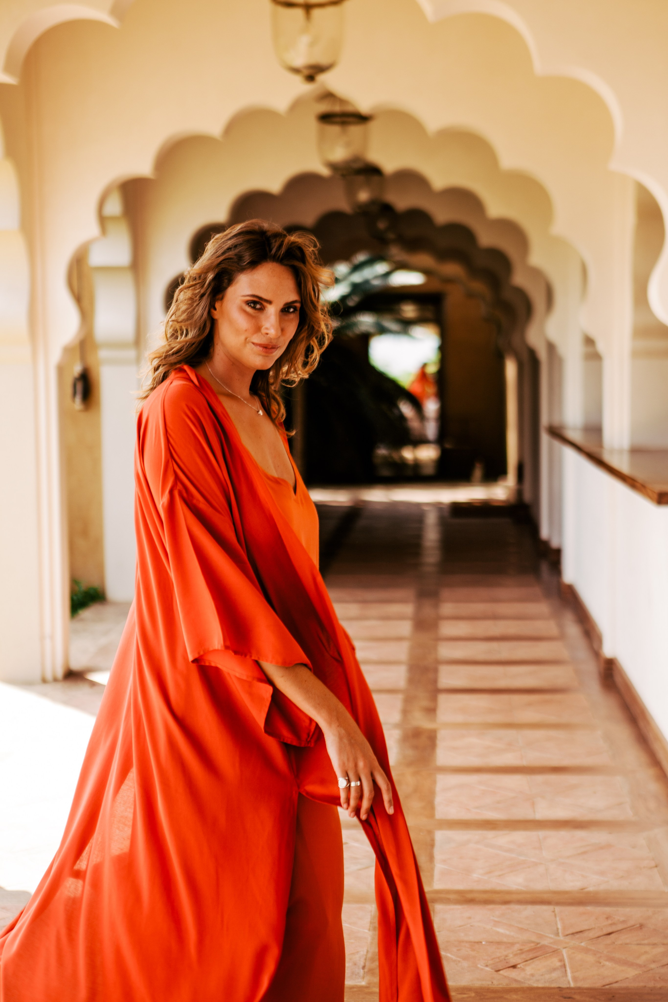 Девушка в красном платье в отеле Malabar Hill — Роскошная портретная съемка | Шри-Ланка. Фотограф на Шри-Ланке