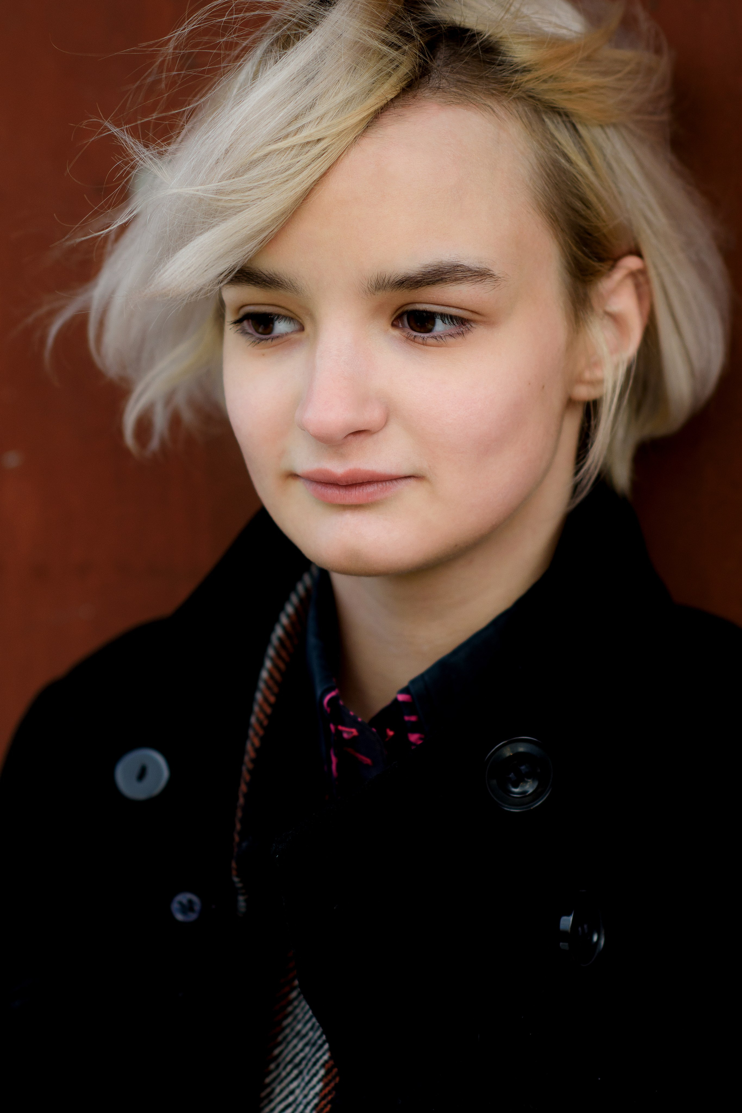 Фотосессия девочки подростка в осеннем саду. Главная