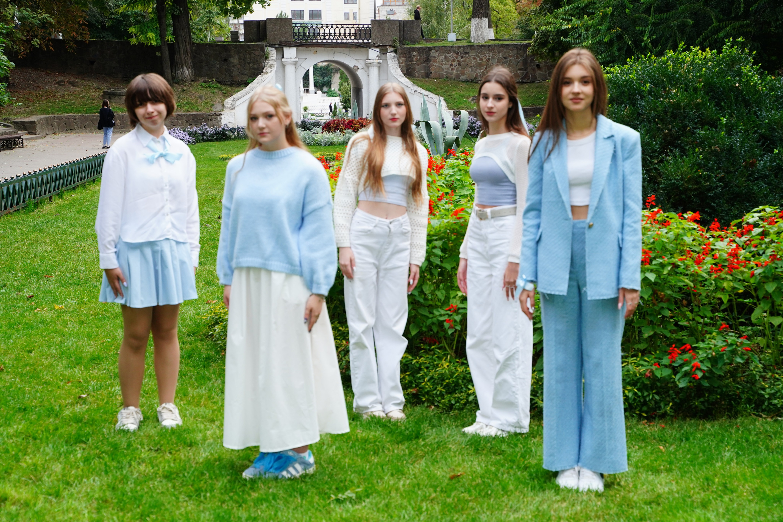 Парк Горького _бело-голубые оттенки старшая школа. MEMENTO.Выпускные альбомы, школьные, юбилейные и другие книги. Ростов-на-Дону