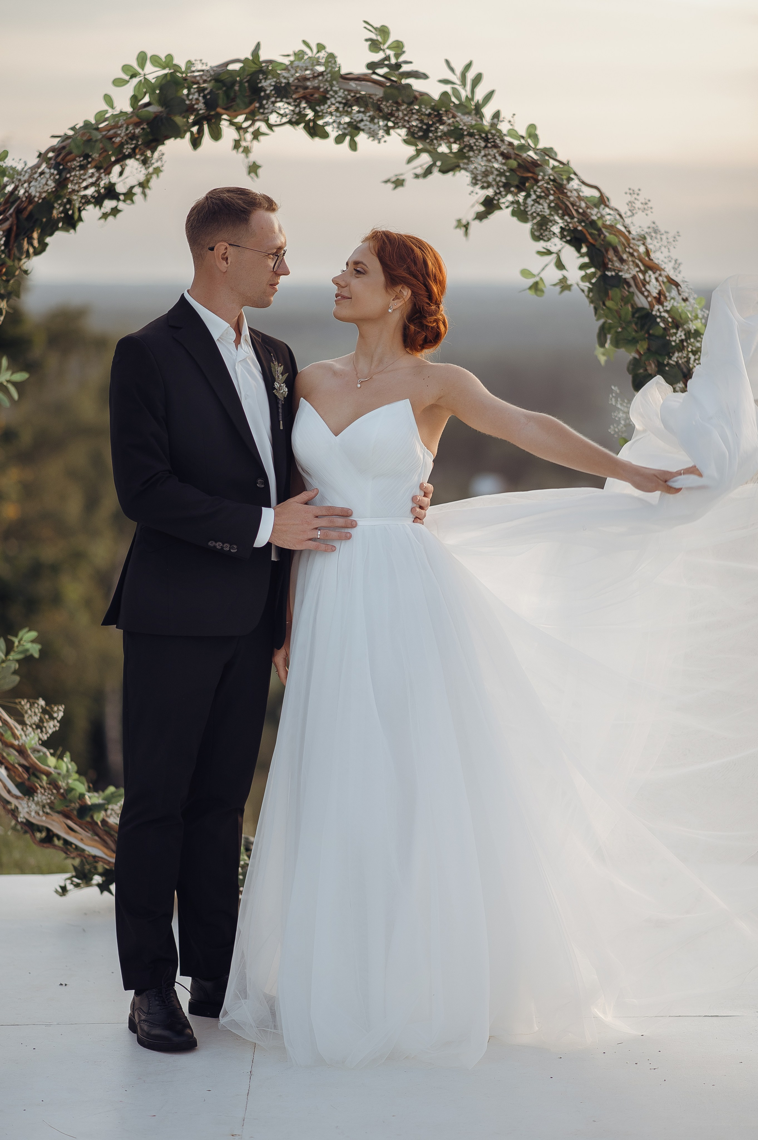 Свадебная арка на закате с молодоженами