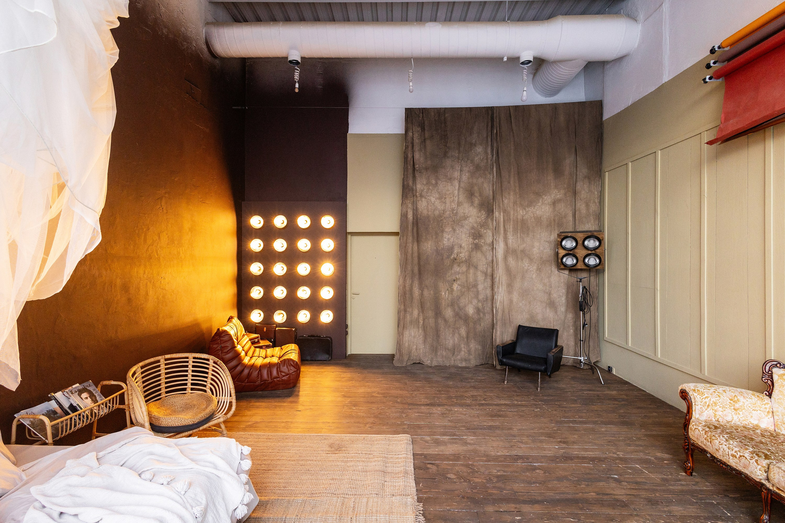 Зал Мастерская в фотостудии Питер в Сургуте - идеальное место для семейных и индивидуальных фотосессий