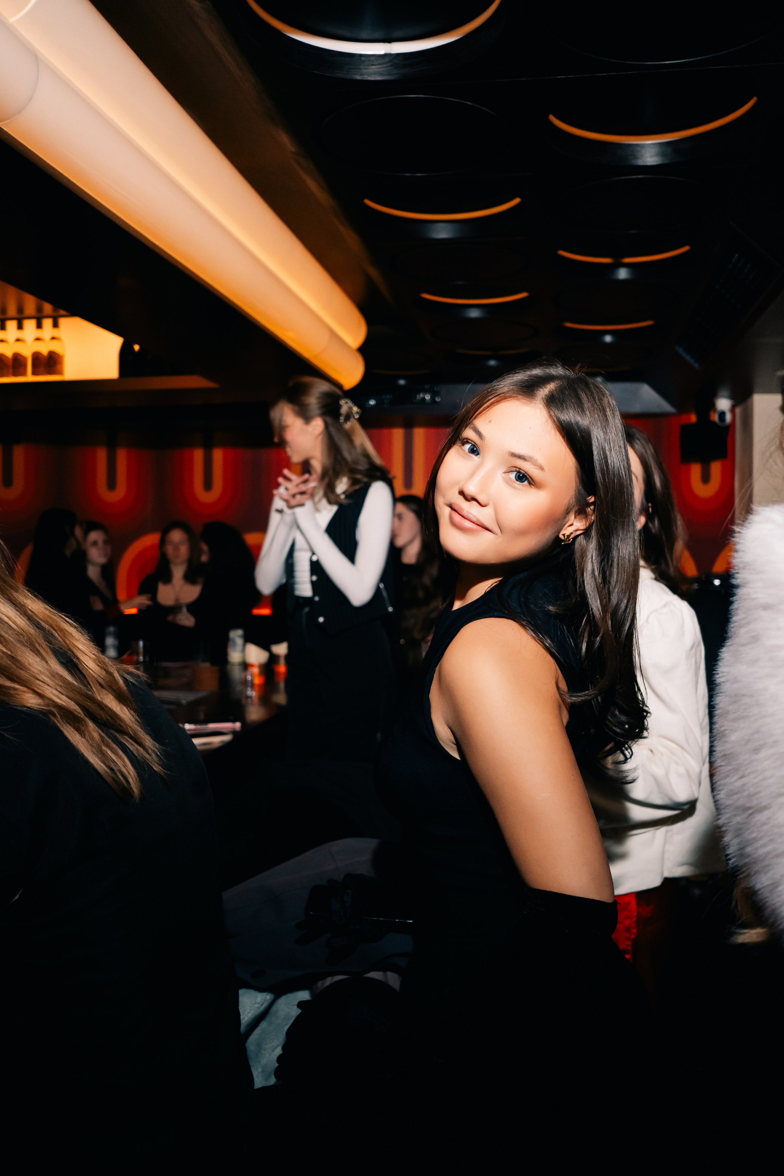 Reportage photography at «Marilyn Party» in a Shanghai bar, candid shot, night atmosphere.
