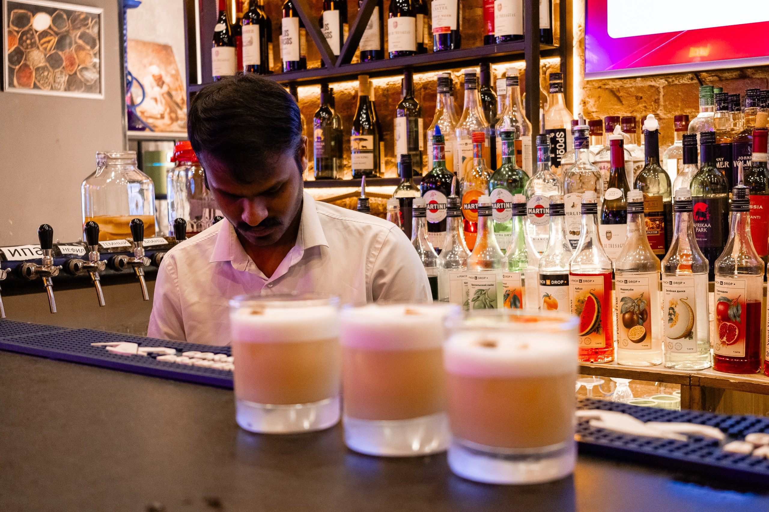 Бармен за барной стойкой в баре Bar BQ Night