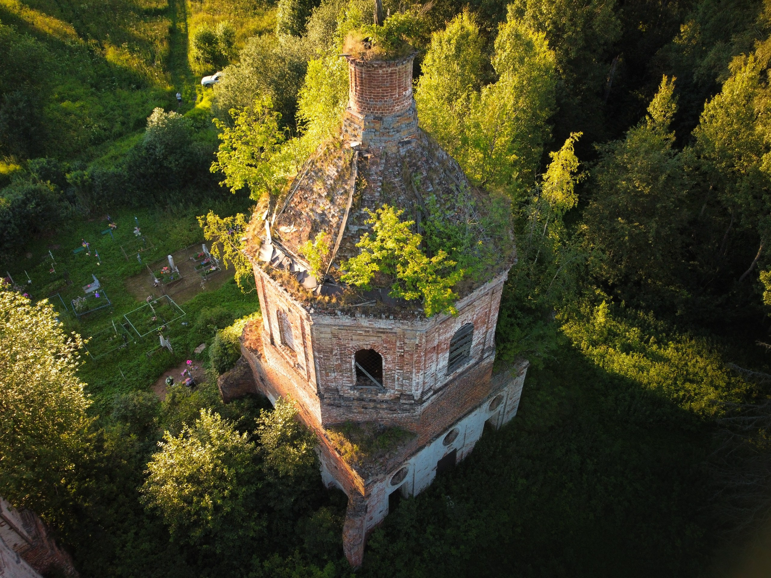 Церковь Святой Богородицы в урочище Богородское рядом с деревней Пореево, Ярославская область, лето