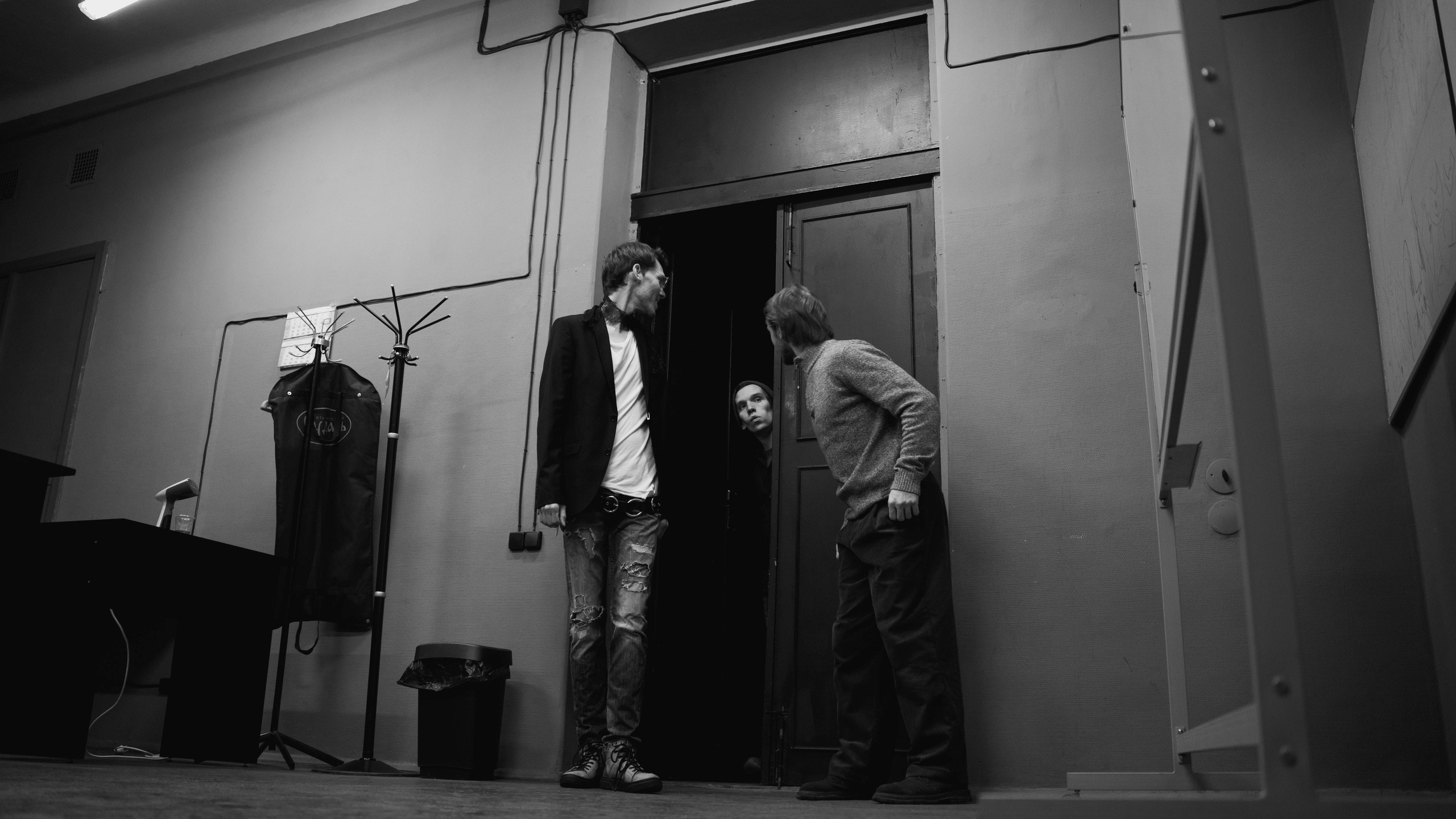 BACKSTAGE. V