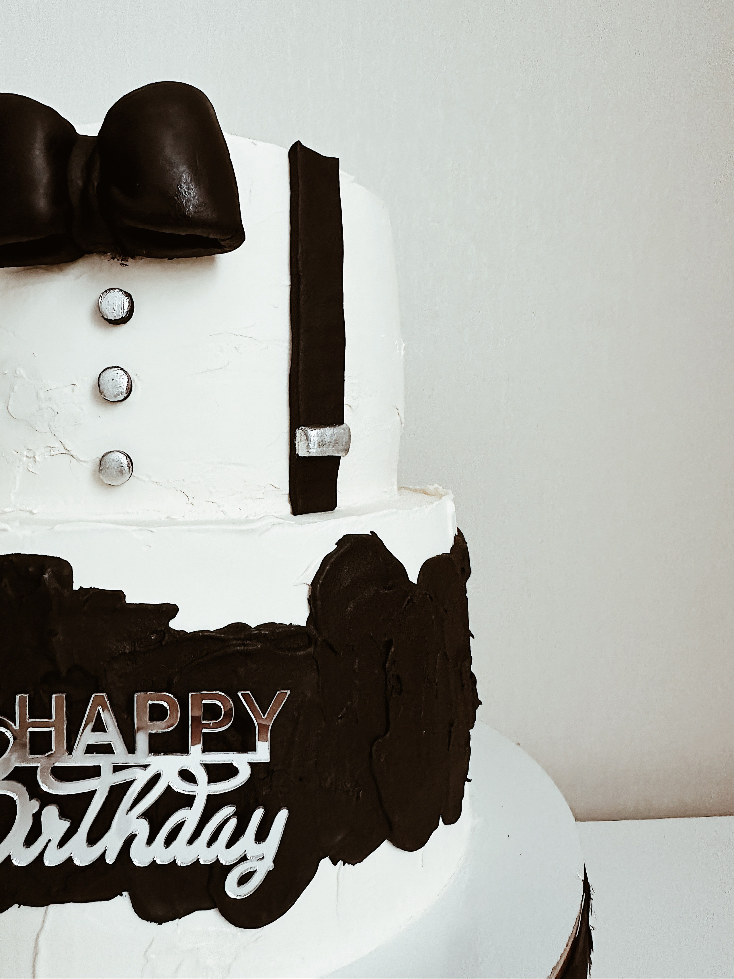 Торт Смокинг. Арт-кондитер в Москве Маша Шафран