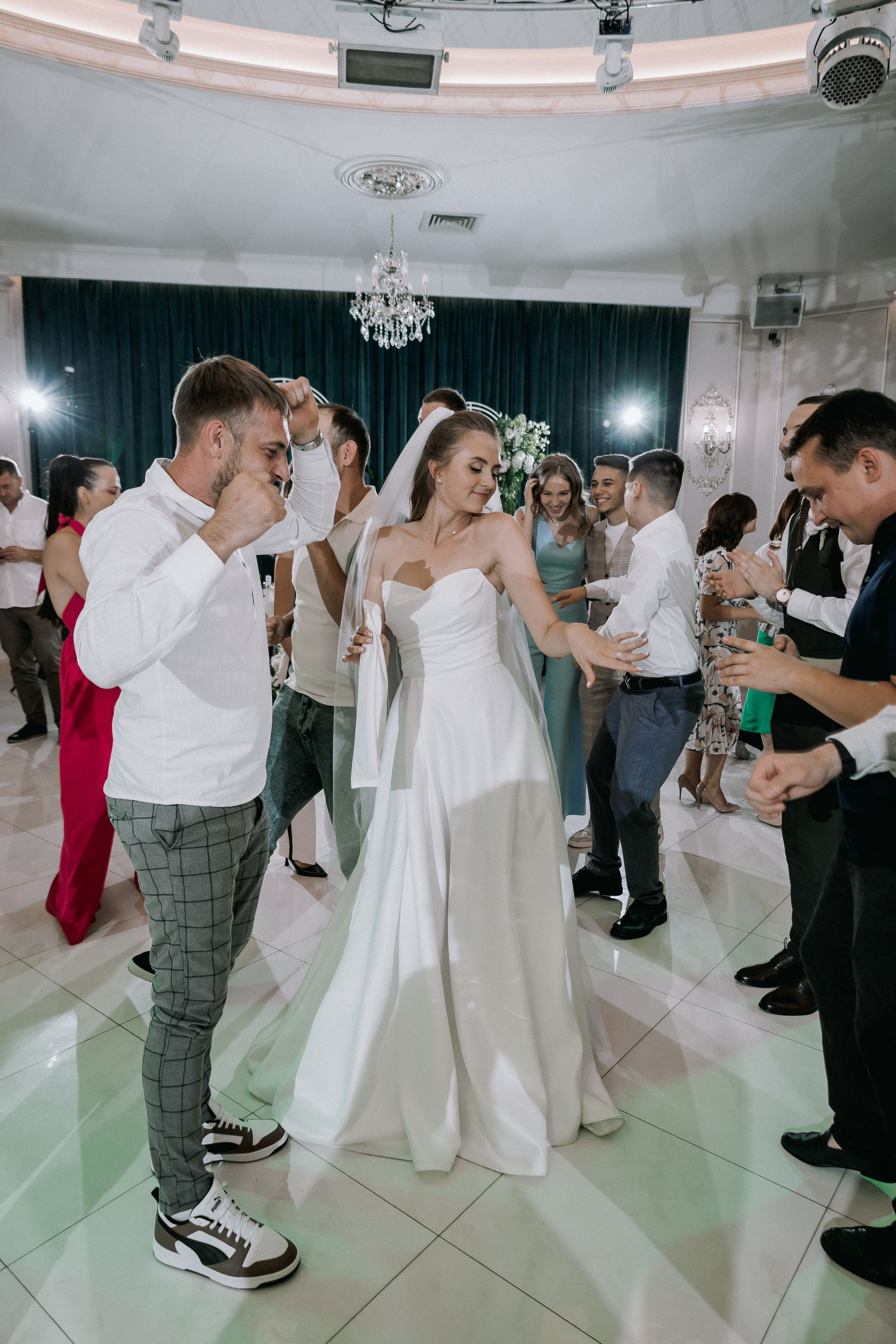 Свадебная прогулка. Эвелина и Дмитрий. Свадебная фотография. Арина Рубах