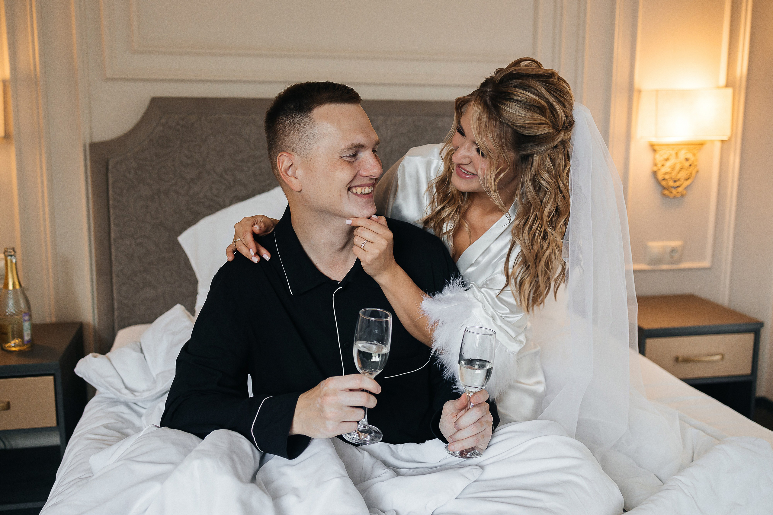 Трогательная выездная церемония в уютном дворике отеля. Олег Сверчков | Свадебный фотограф Вологда