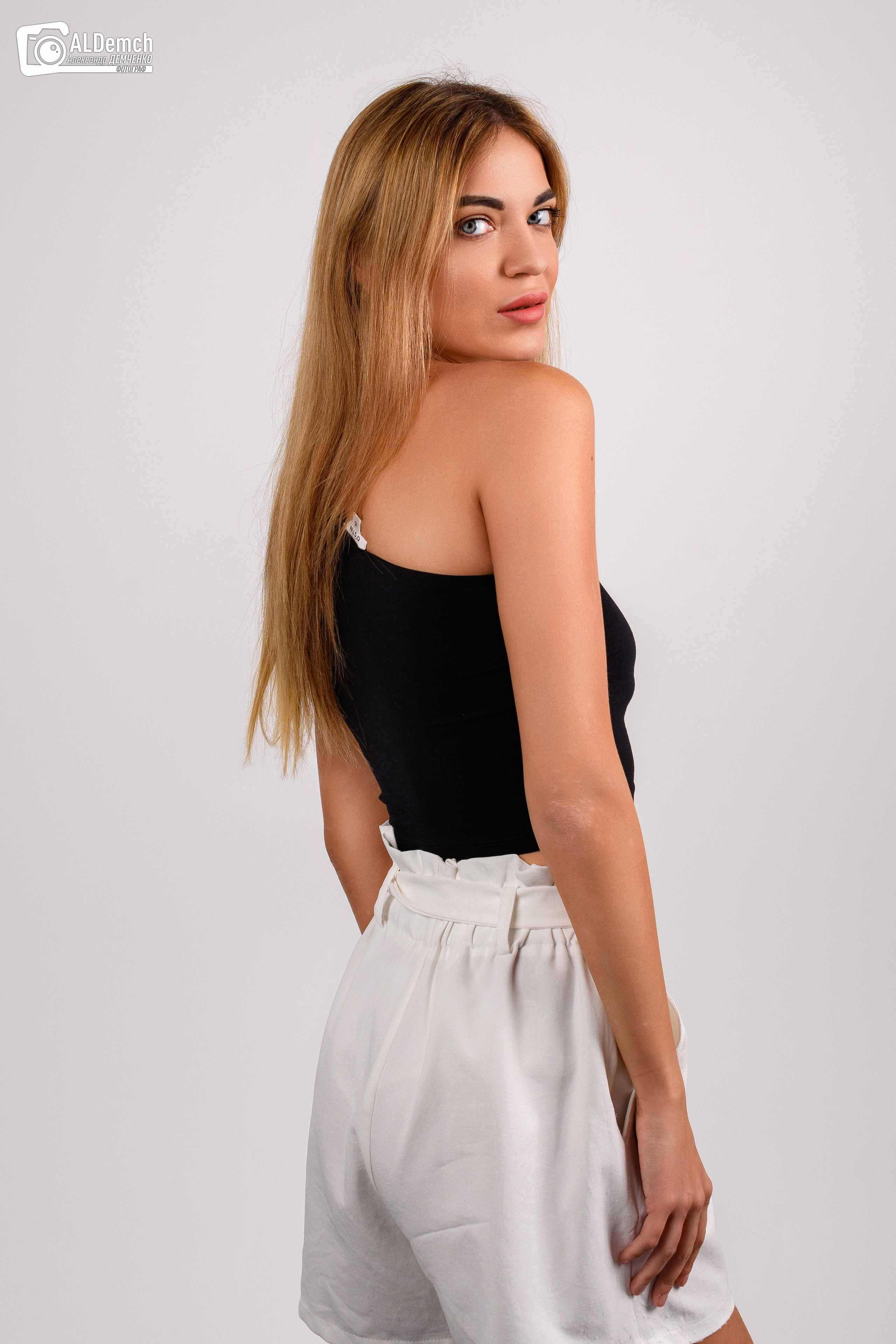 Фотограф провёл фотосессию девушки в фотостудии в Москве