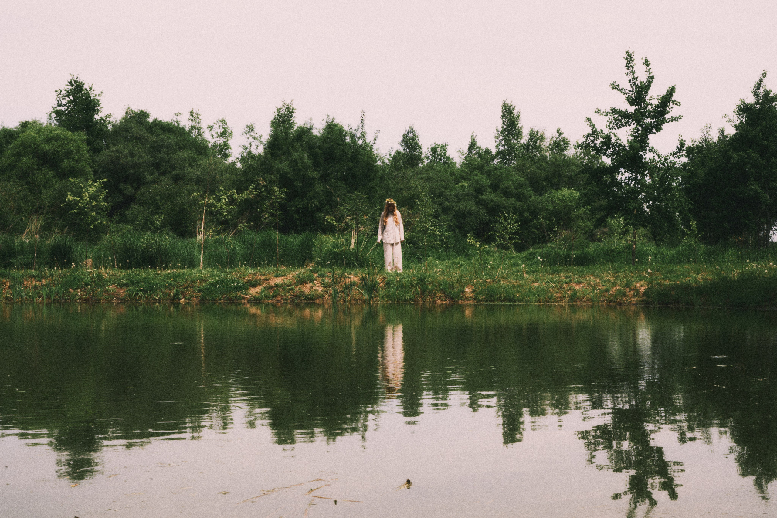 атмосферная женская фотосессия у озера и с венком