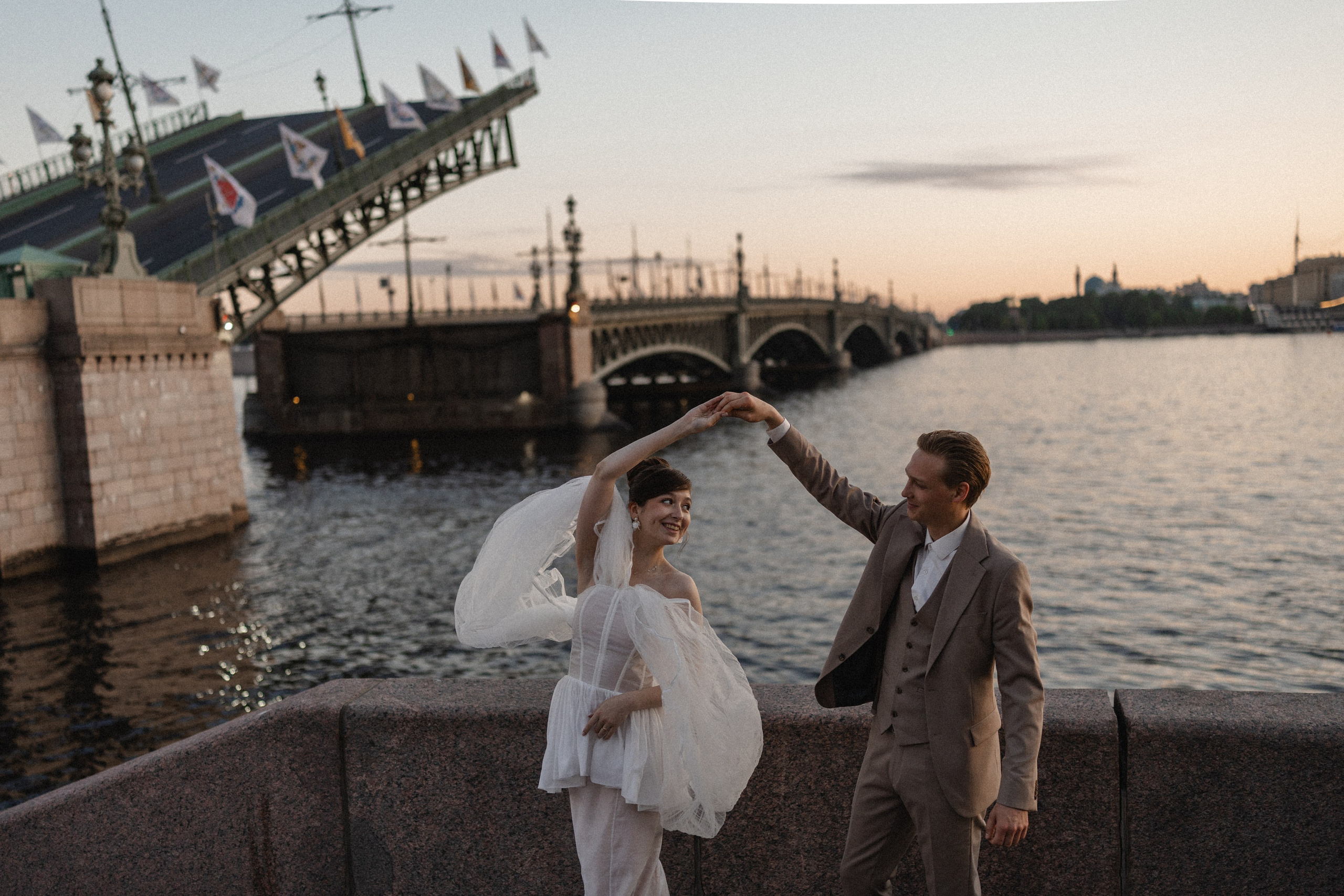 Мосты на рассвете. Юлия Анисимова — свадебный и семейный фотограф в Санкт-Петербурге