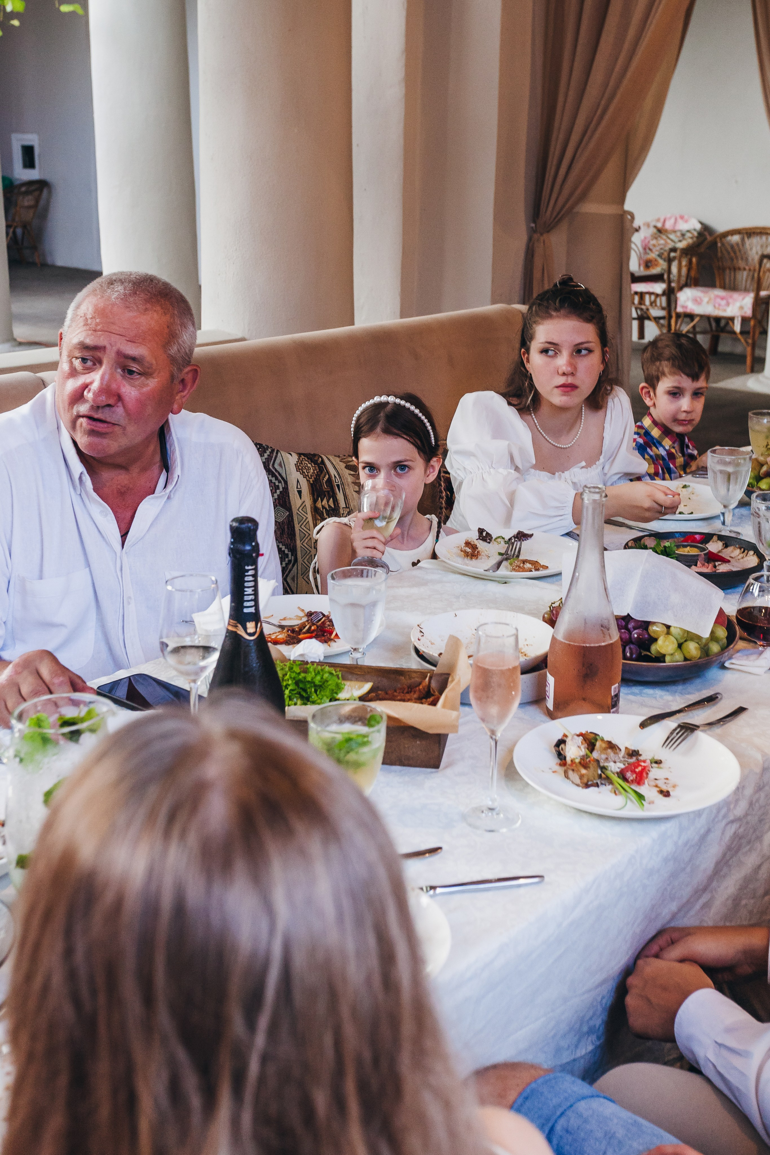 День рождение в уютном ресторане. Фотограф Денис Денисов