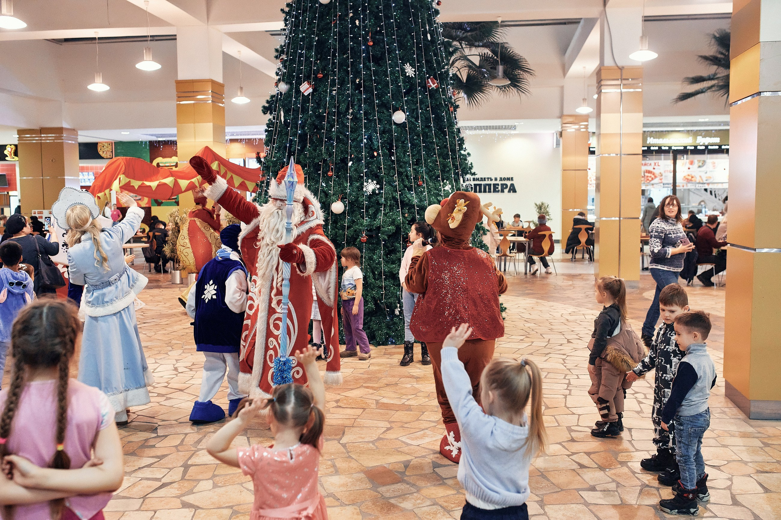 Детский новогодний праздник в ТЦ Июнь. Семейный и репортажной фотограф в Красноярске и Москве Виктор Бабинцев