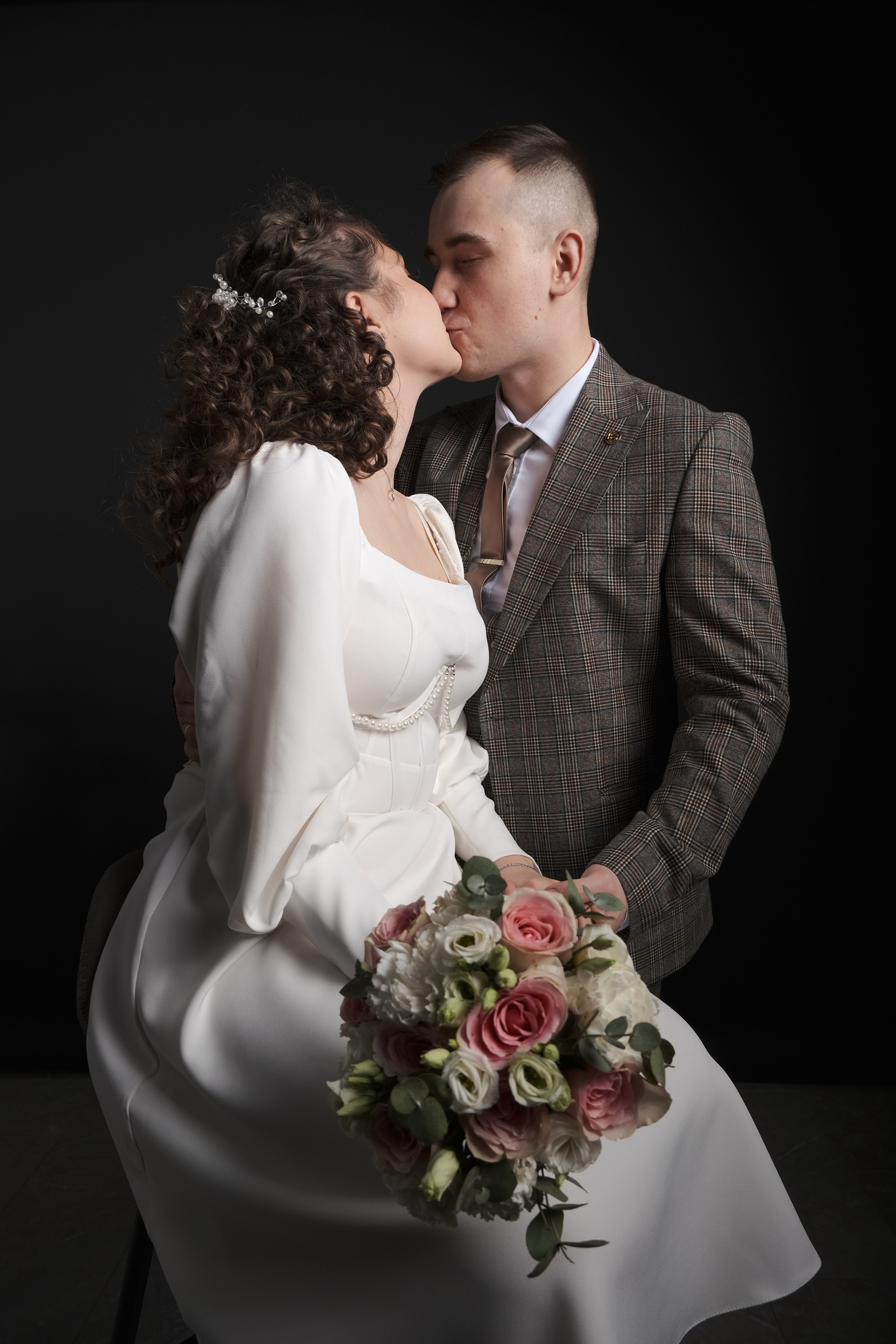 свадебная фотосессия  невесты с женихом в студии 