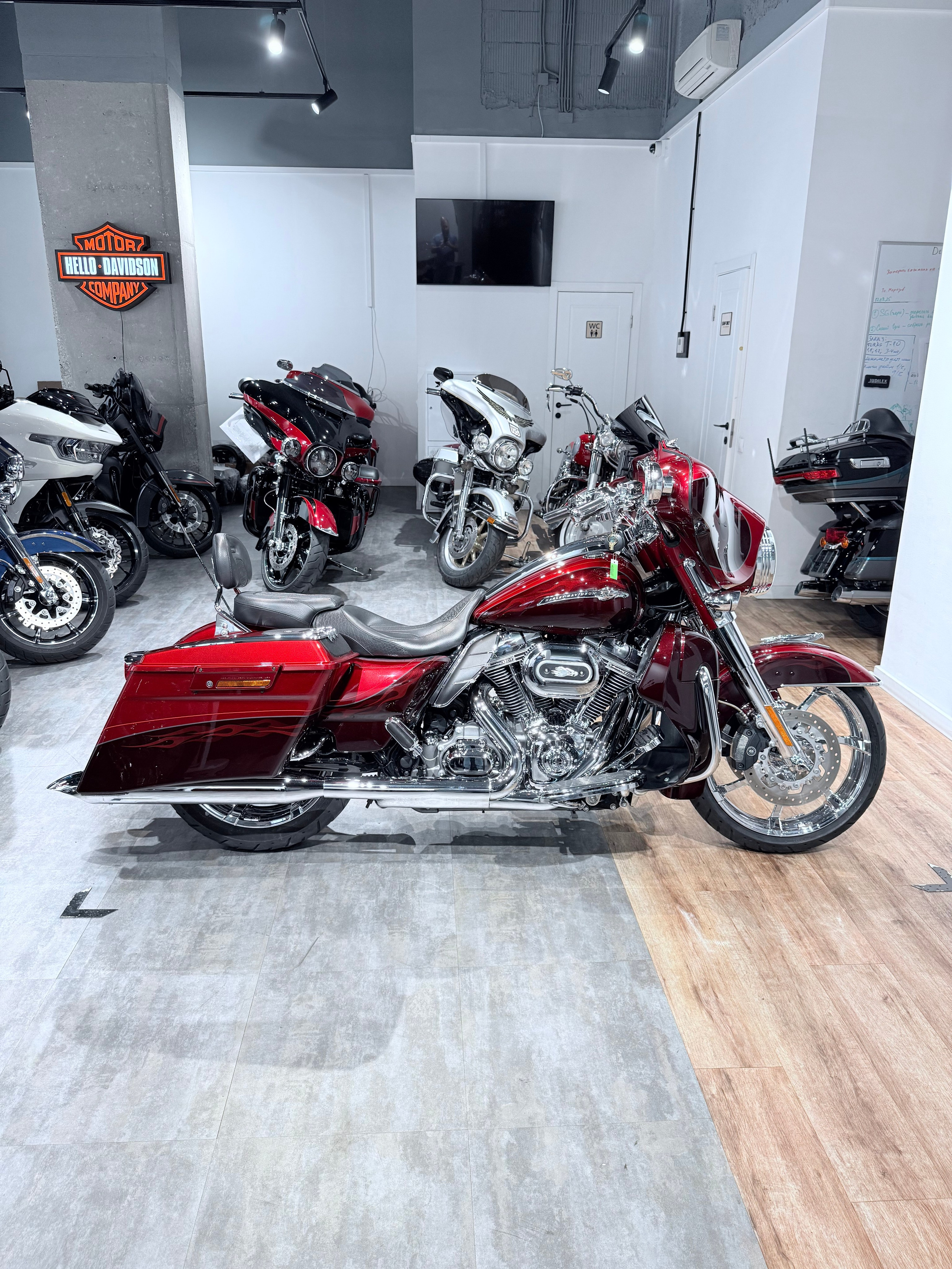 CVO Street Glide (Ruby Red). Hello Davidson, Москва. Только хорошие мотоциклы…