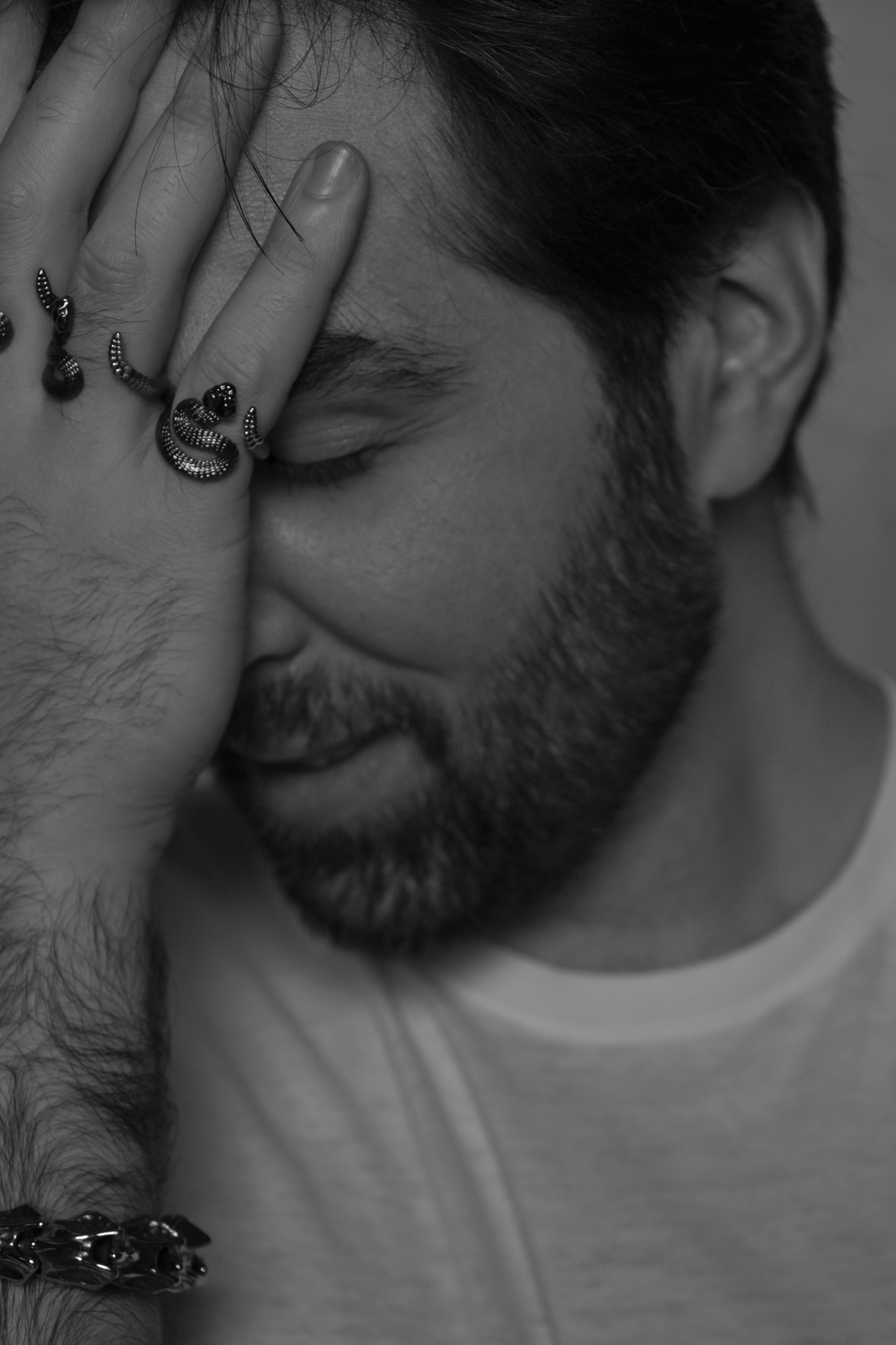 Эмоциональный мужской портрет, черно-белая фотография, фотограф Елена Климовская