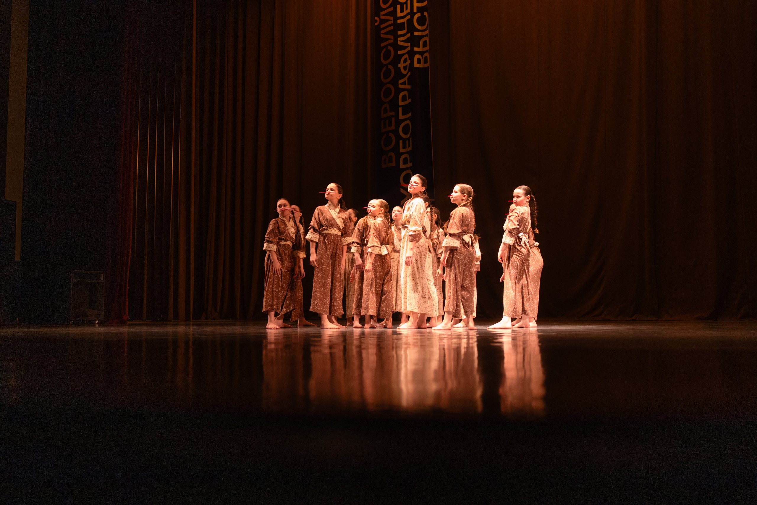 Композиция на сцене: коллектив выстроился в несколько рядов, отель «Санкт-Петербург».