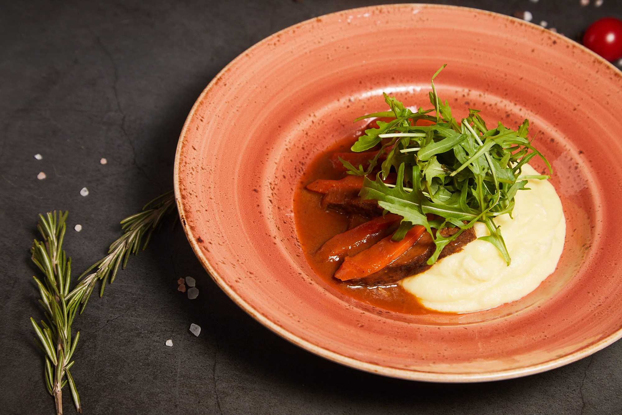 Фуд-фотография пюре с говядиной