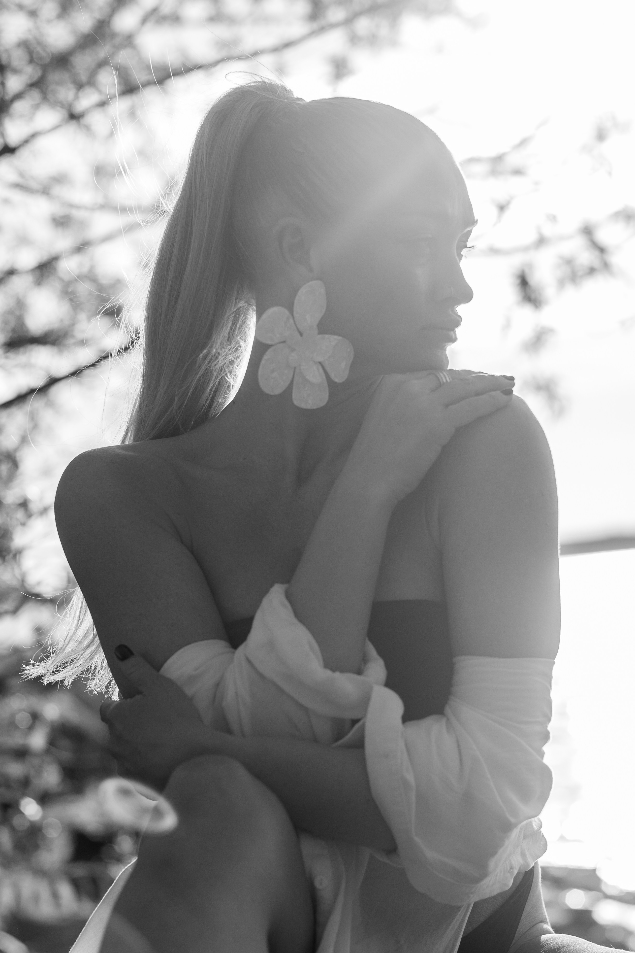 Черно белое фото девушки в лучах солнца на берегу озера. Автор: Додров. Ph: dodrov.