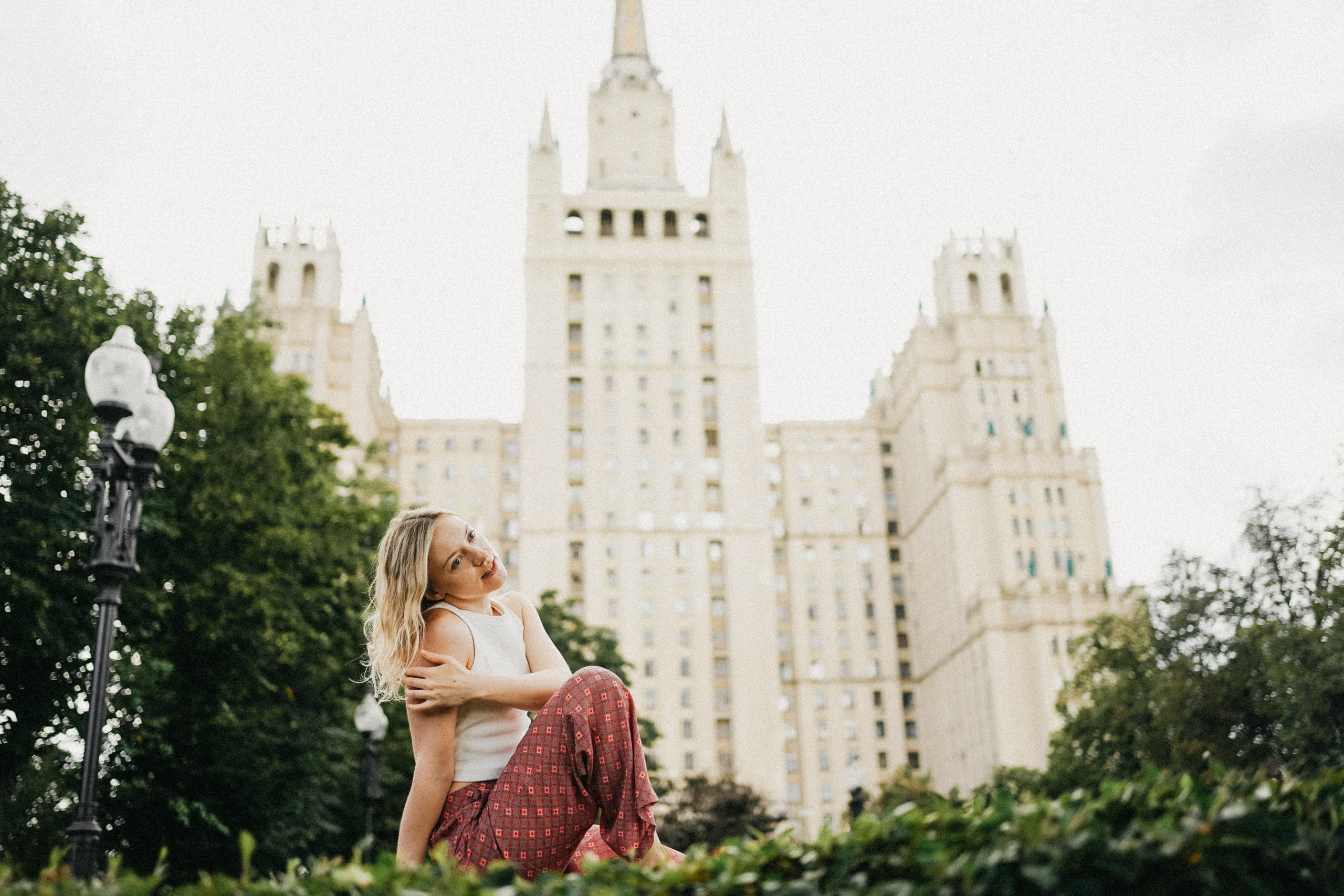 Девушка по городу шагает босиком. Фотограф Наталья Колганова