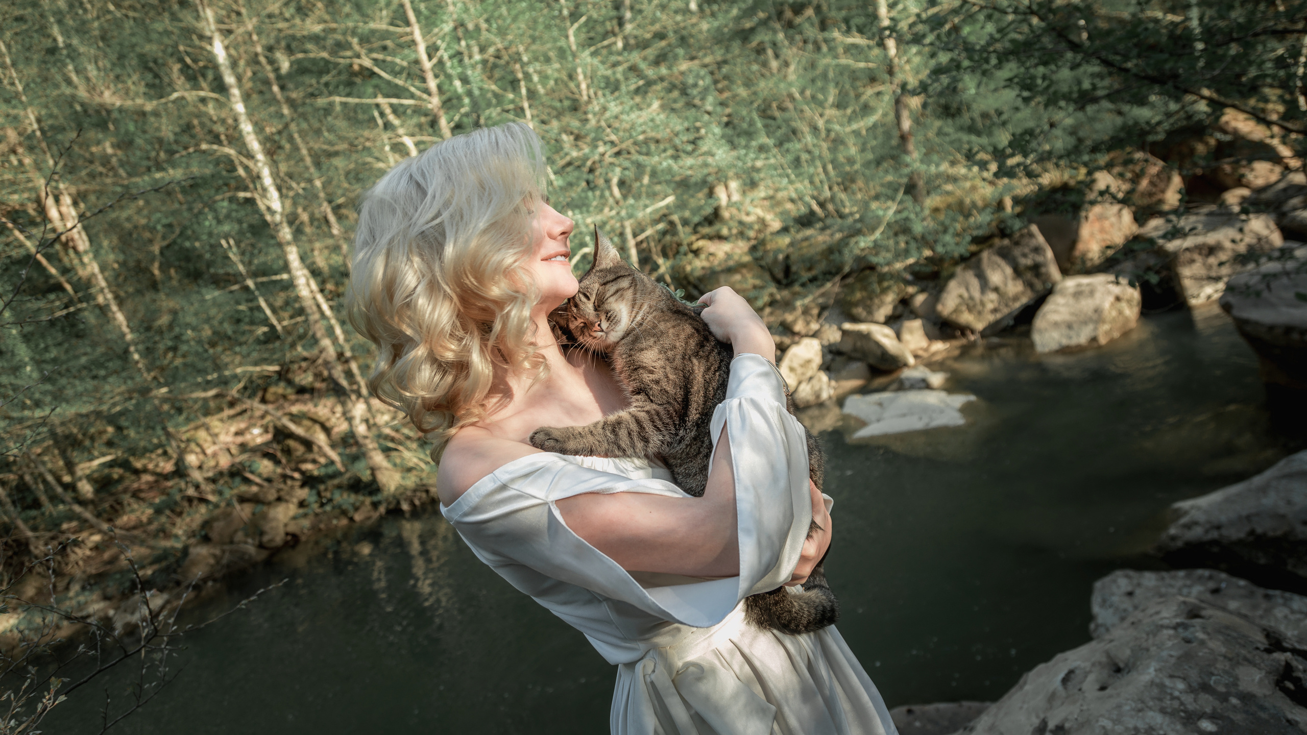 Девушка с котом