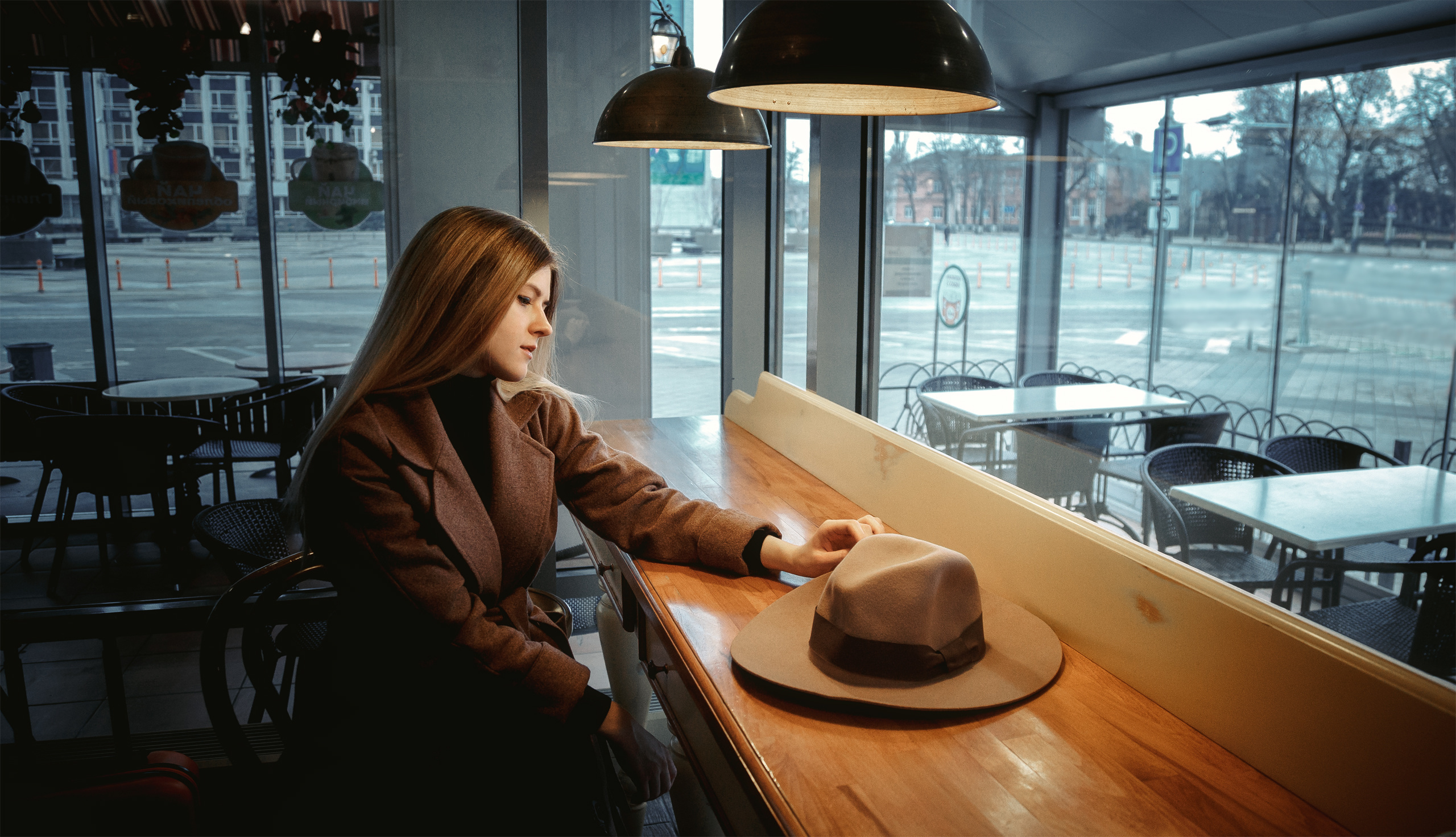 Девушка в кафе
