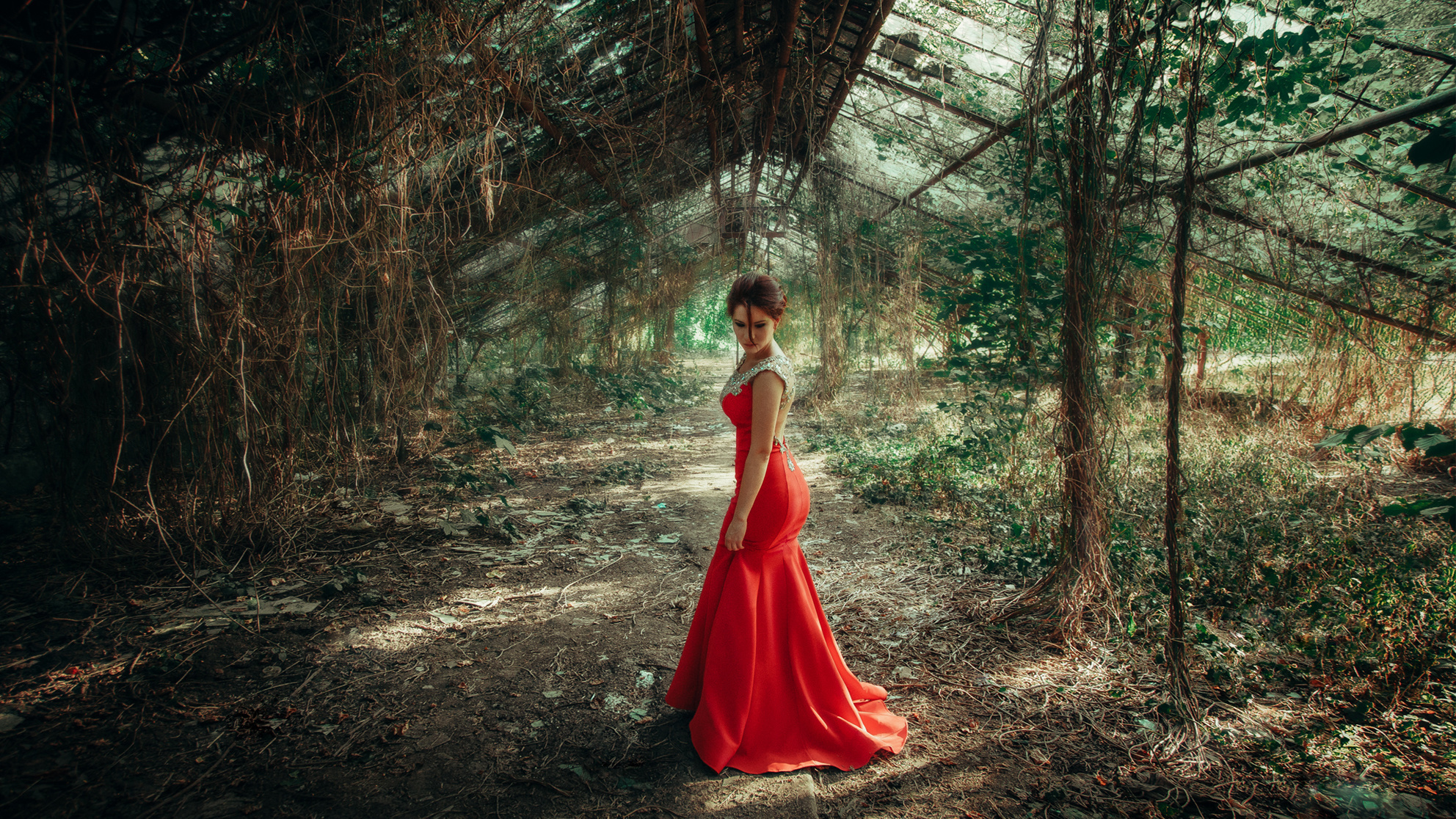 Девушка в заброшенной теплице