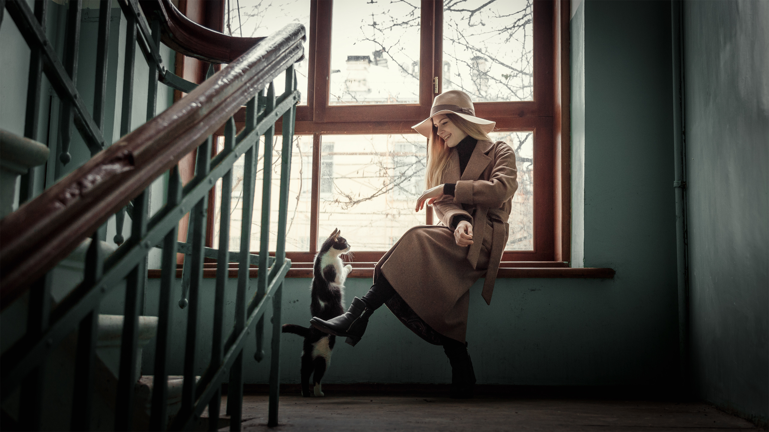 Девушка с кошкой в подъезде