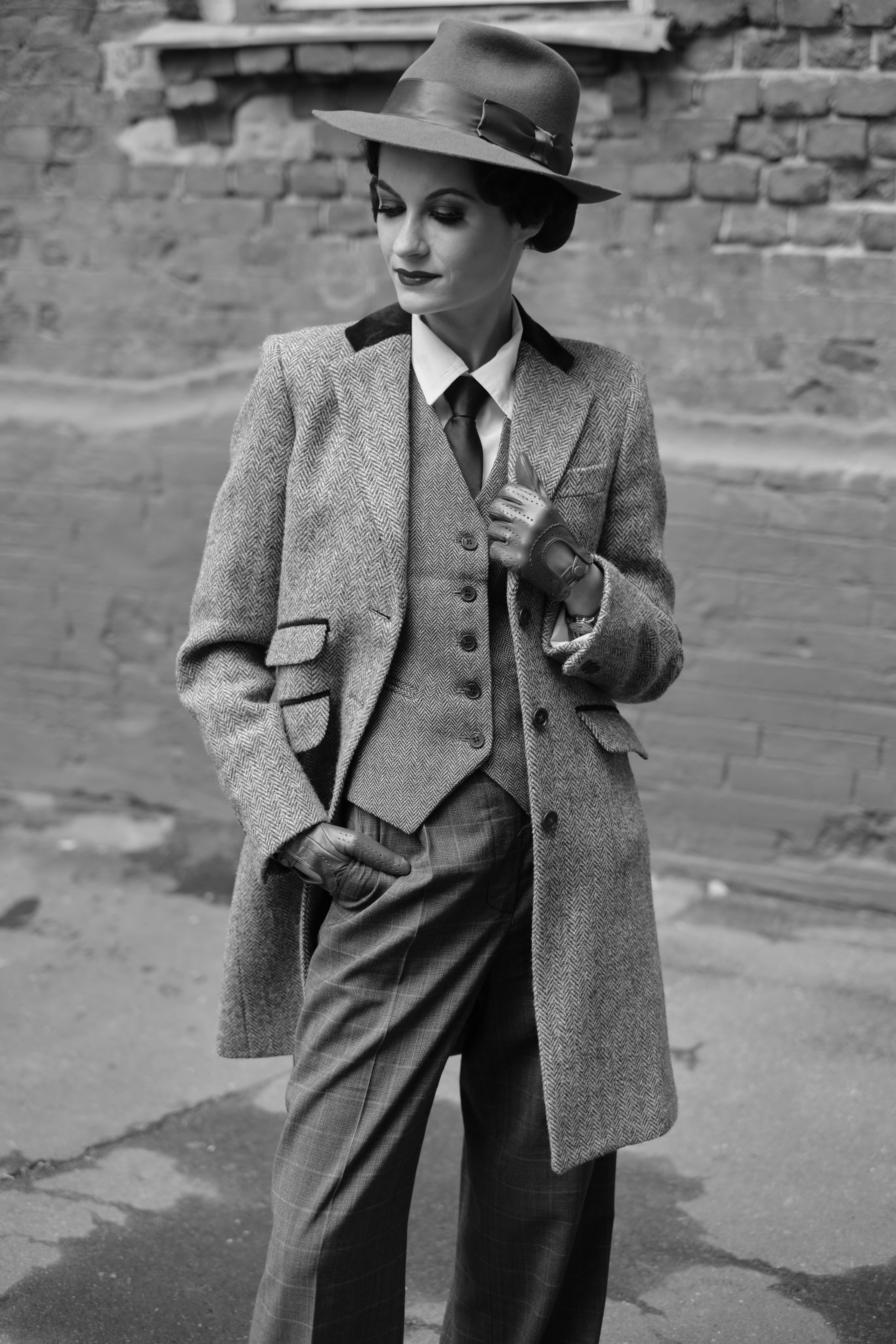 Девушка в классическом костюме и шляпе Чикаго 1930
