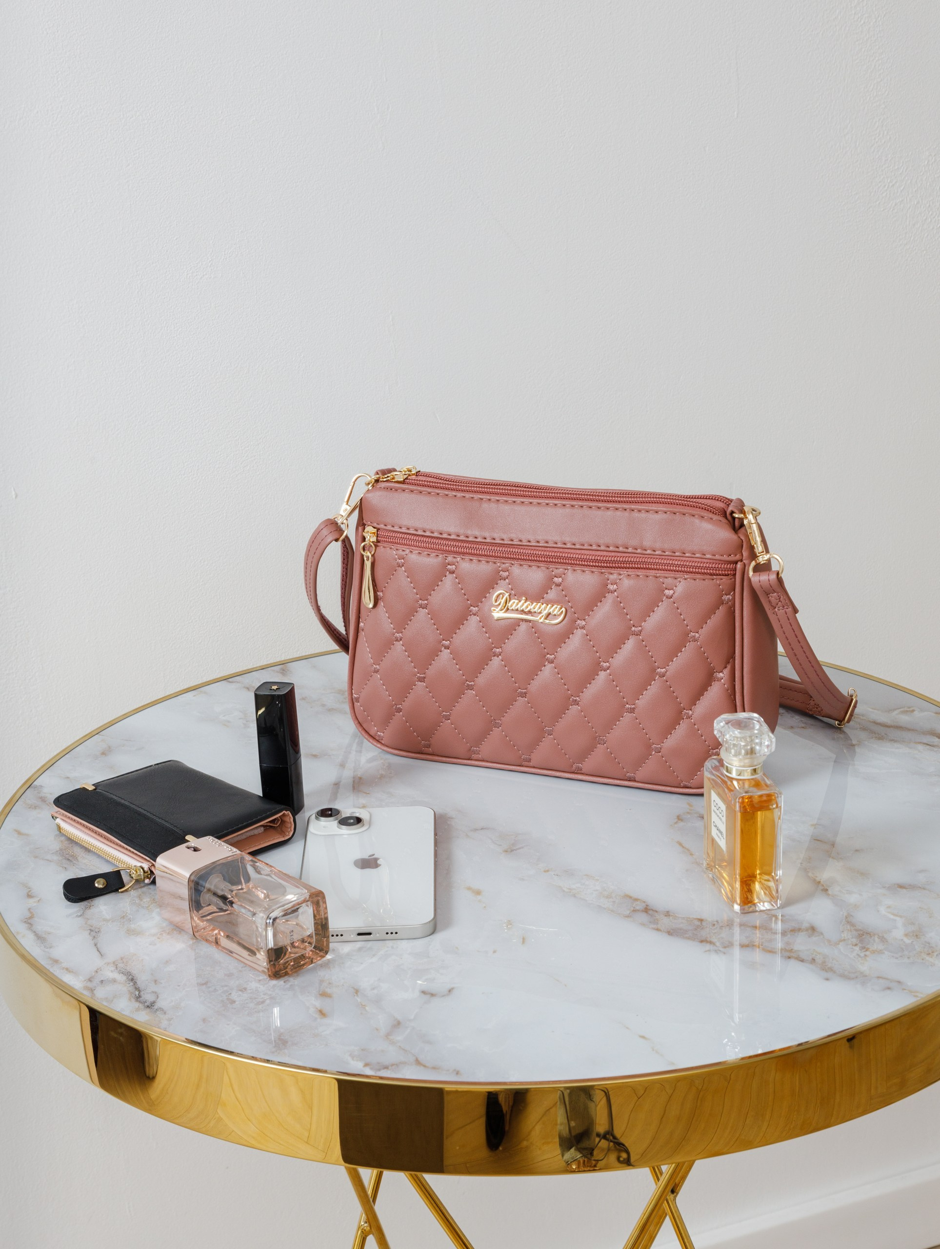 Съемка розовой и черной сумки для маркетплейса. Студия коммерческой съемки ХВОЯ