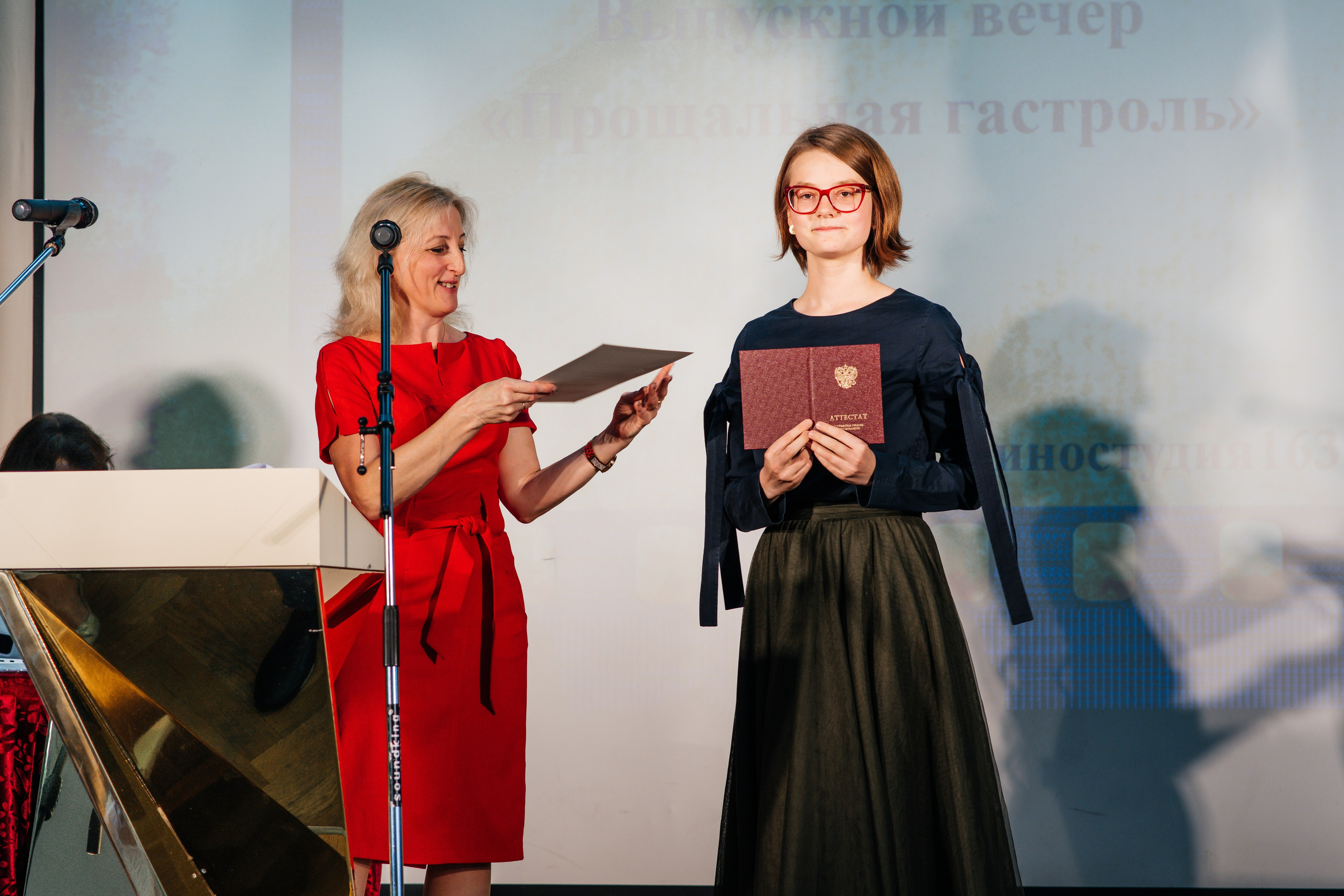 Вручение аттестатов. Выпускные альбомы в Подольске Москве и МО