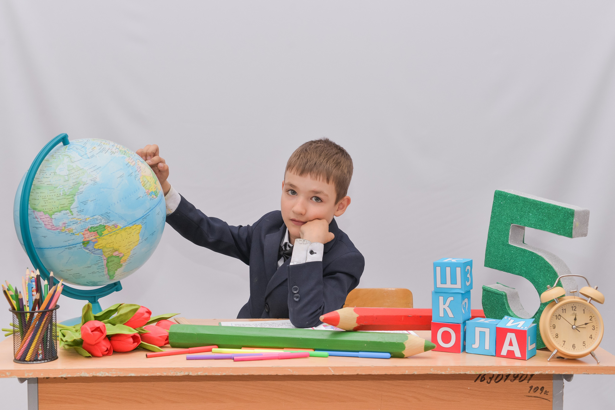 Первоклашки на белом фоне. Детский и школьный фотограф в Костанае Рабига Сейткенова