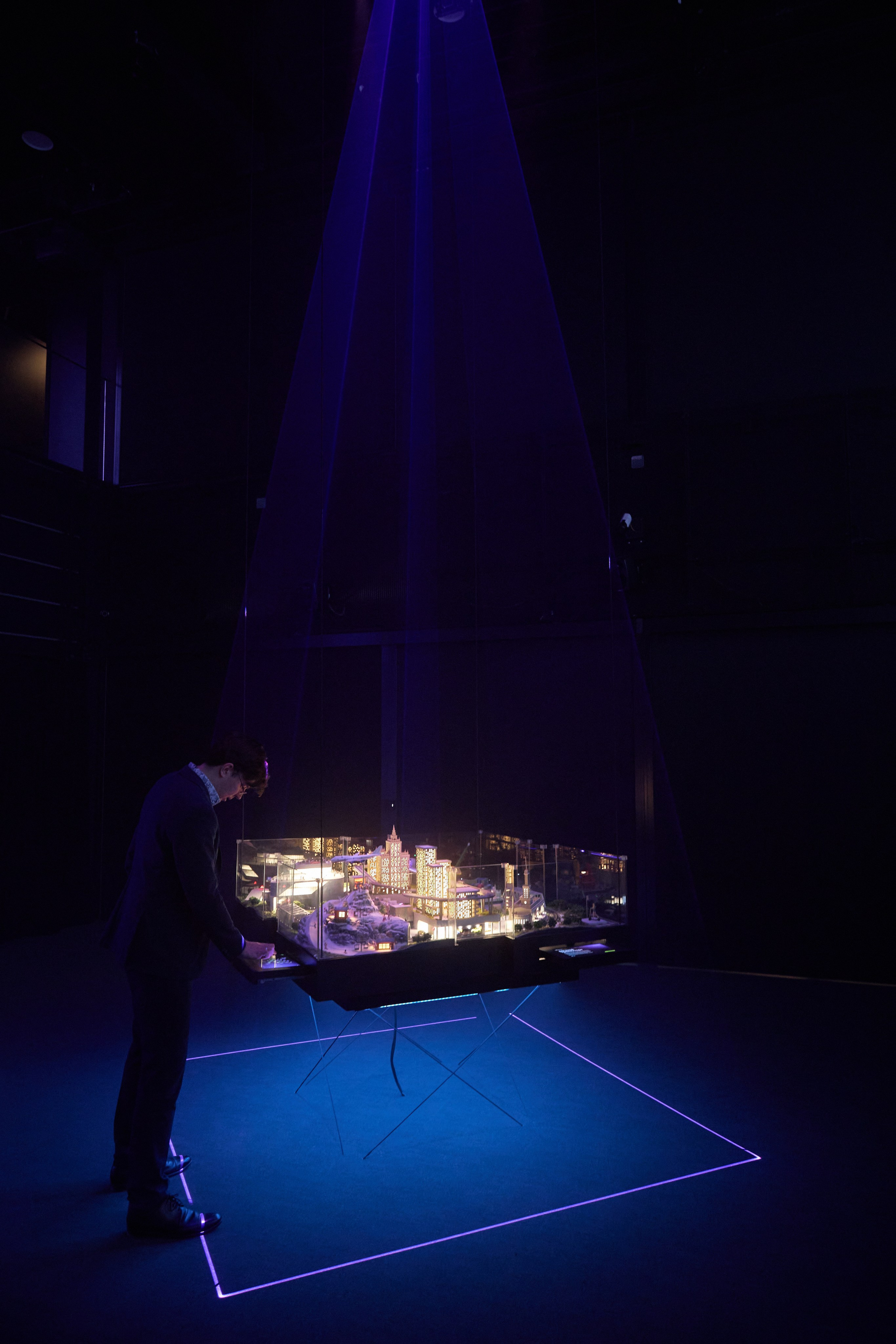 Репортажная фотосъемка в тёмном помещении с дополнительным светом. КонТайм: профессиональная съемка для организаций