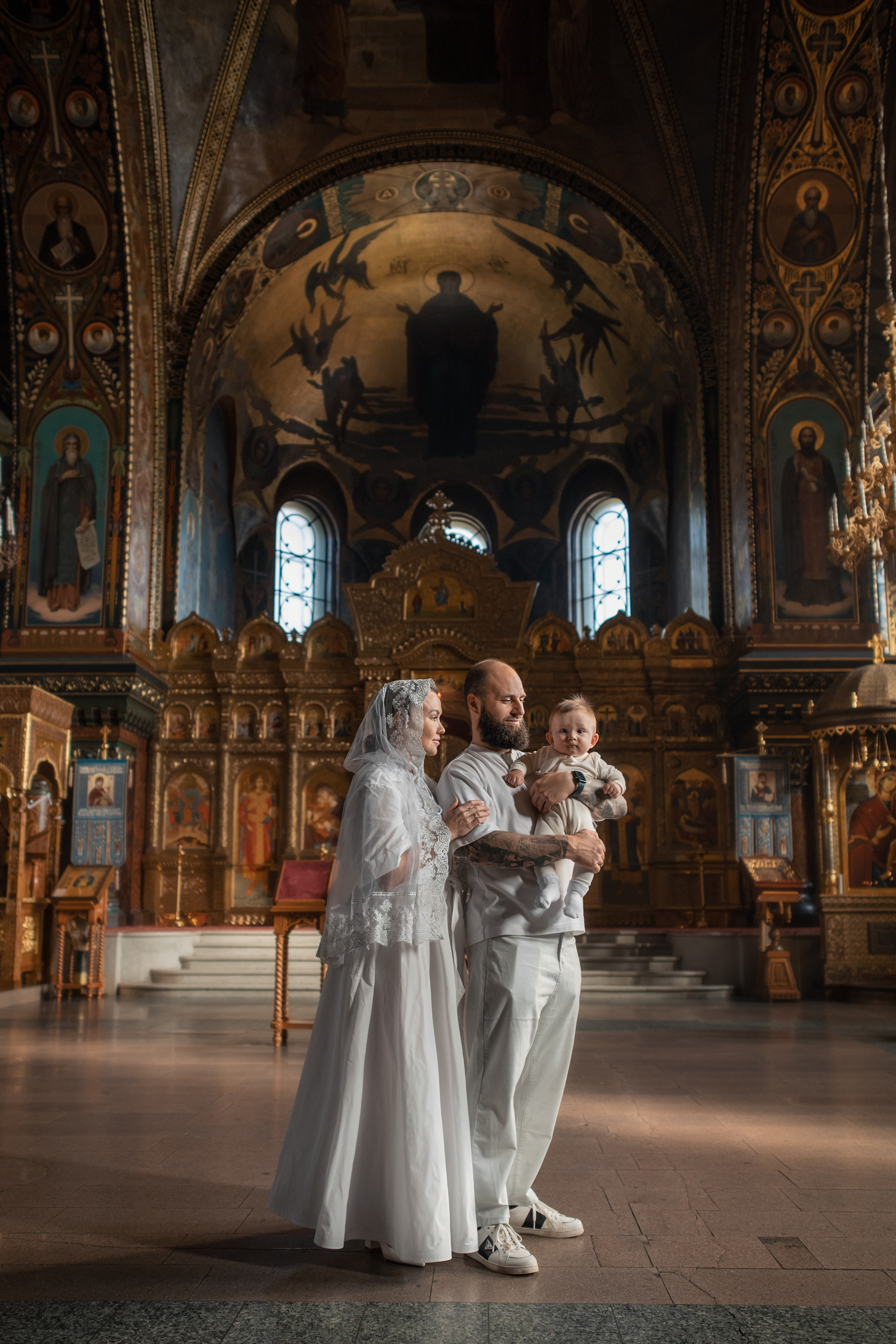 семья с малышом в интерьерах собора