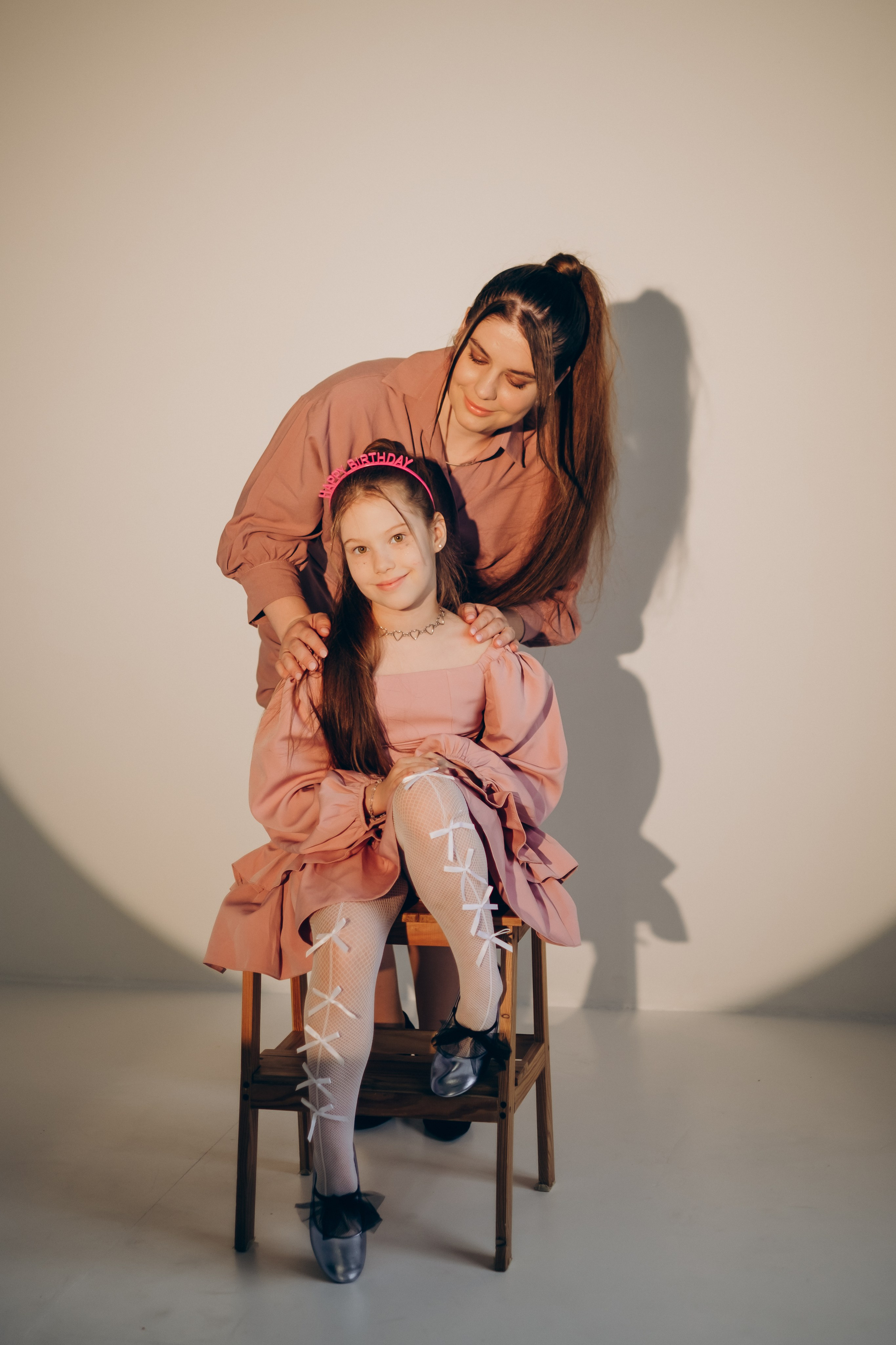 Фотосессия «День рождения» в минималистичной студии. Фотограф Новосибирск Анна Рождественская