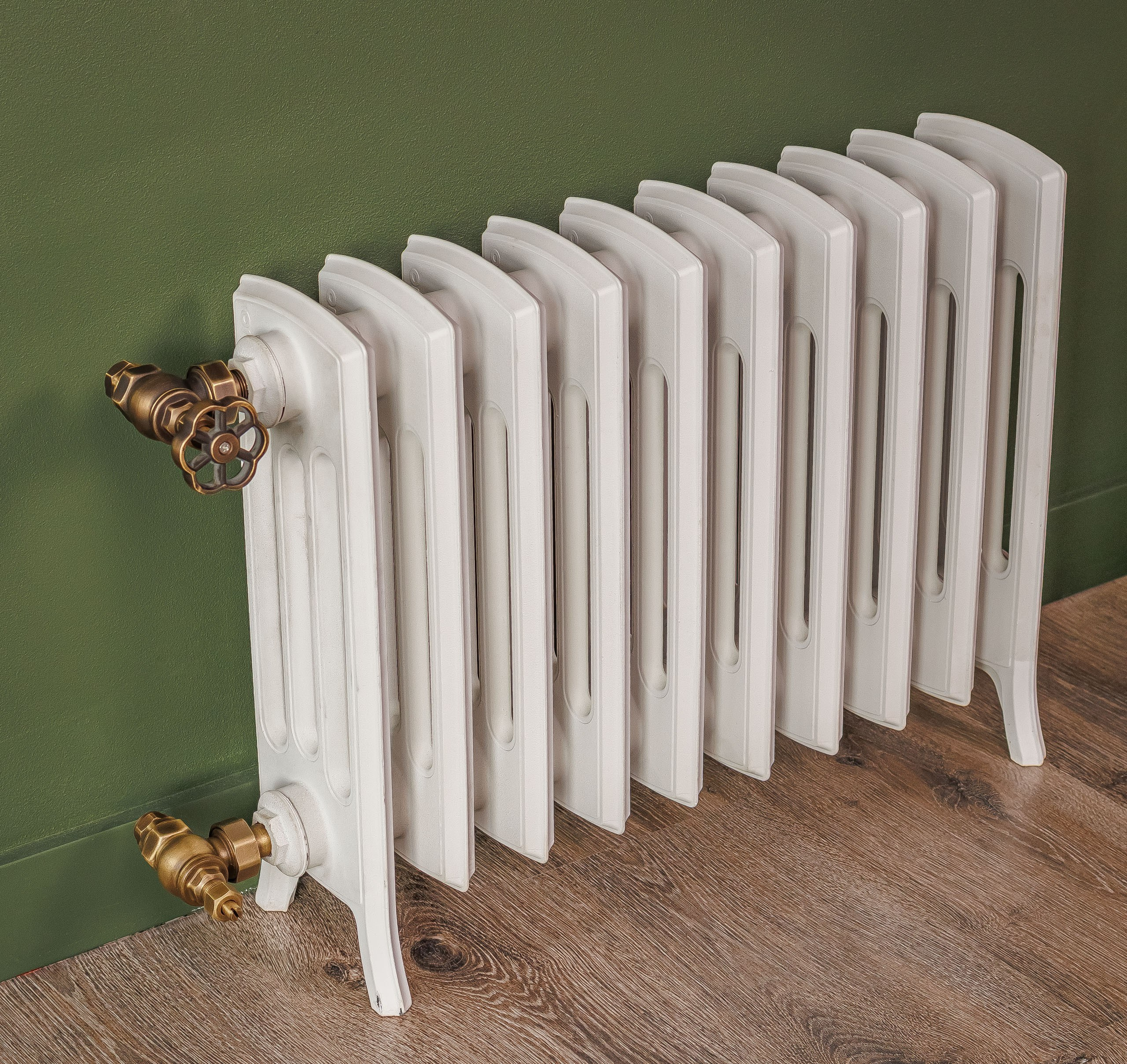 Предметные фотографии дизайнерских радиаторов отопления в стиле ретро