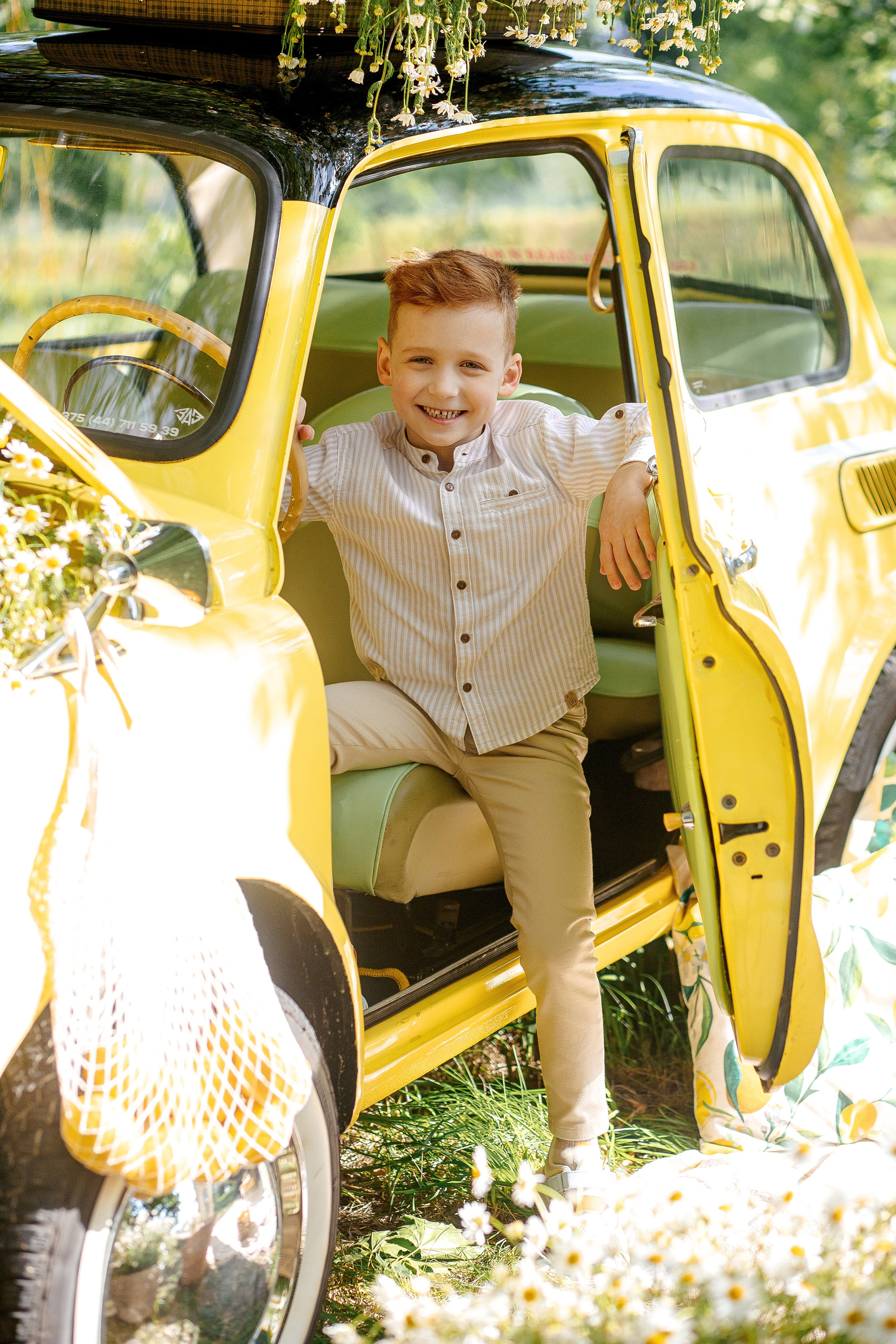 Семейная фотосессия с ретро машинкой и ромашками. Семейный детский фотограф. Фотосессия в Минске