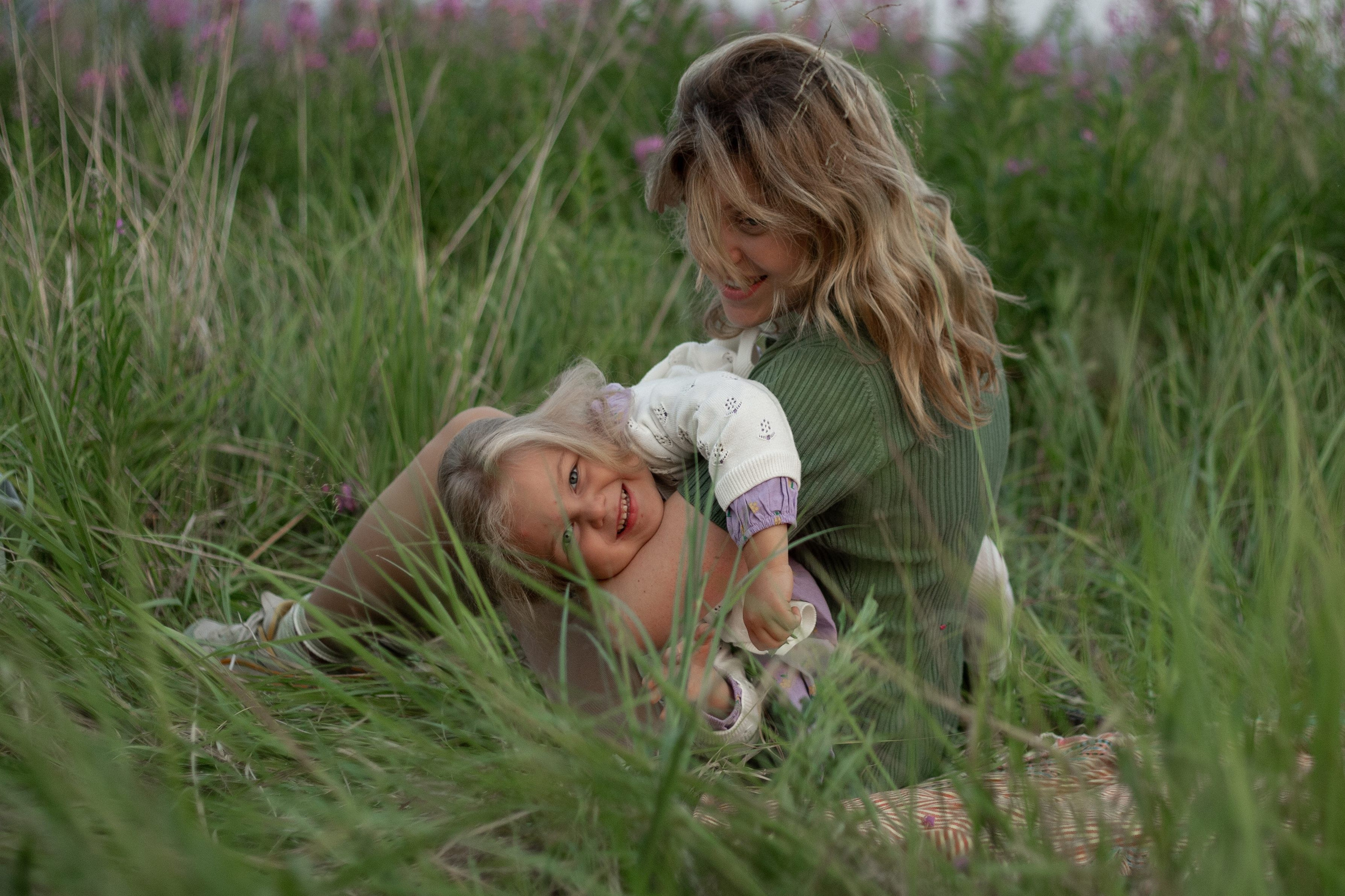 Семейная фотосъемка в поле летом 2023. Марина Рерих — портретный фотограф в Екатеринбурге