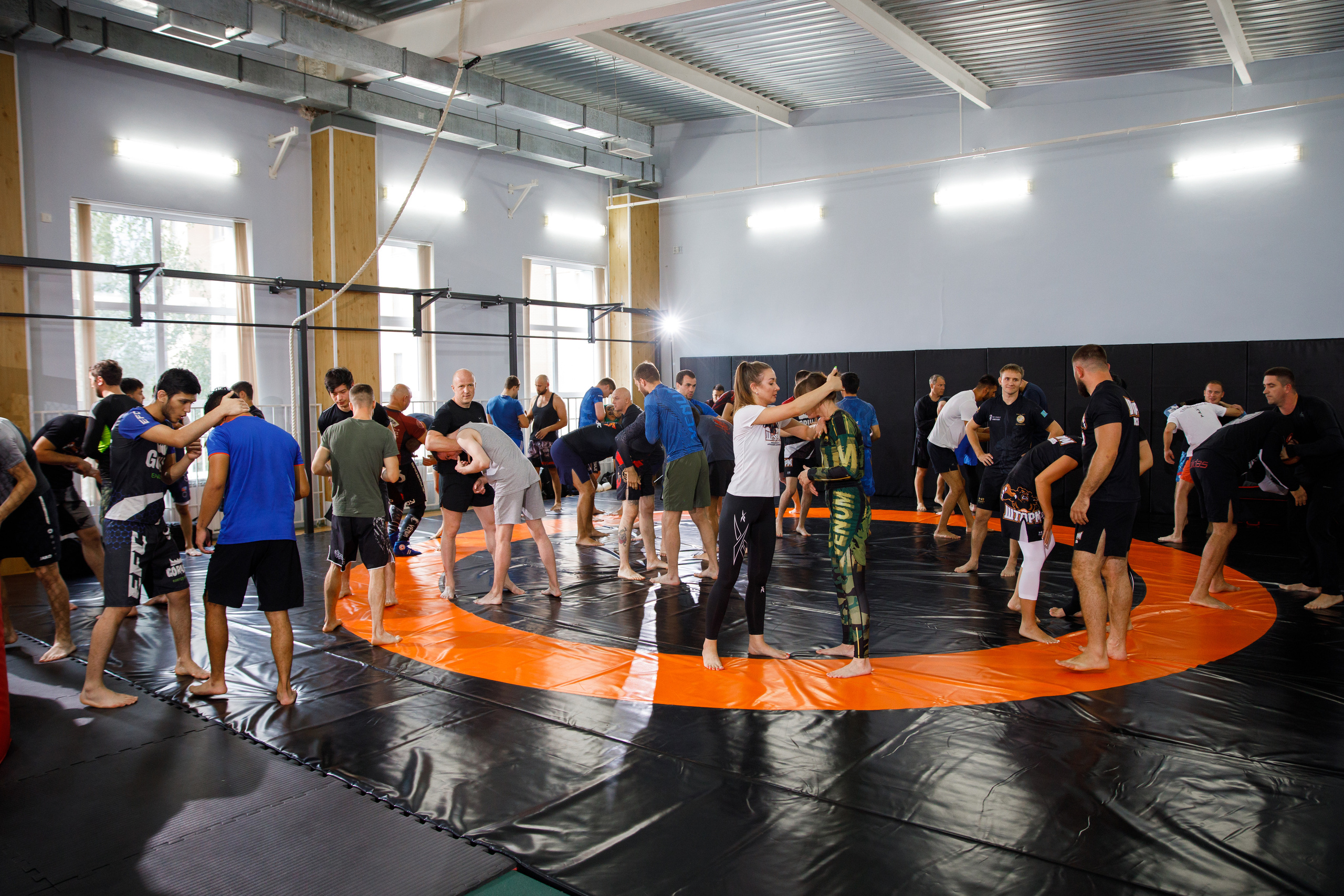 Шторм. Открытие филиала школы единоборств А. Шлеменко в Тюмени. Фотограф Антон Никандров