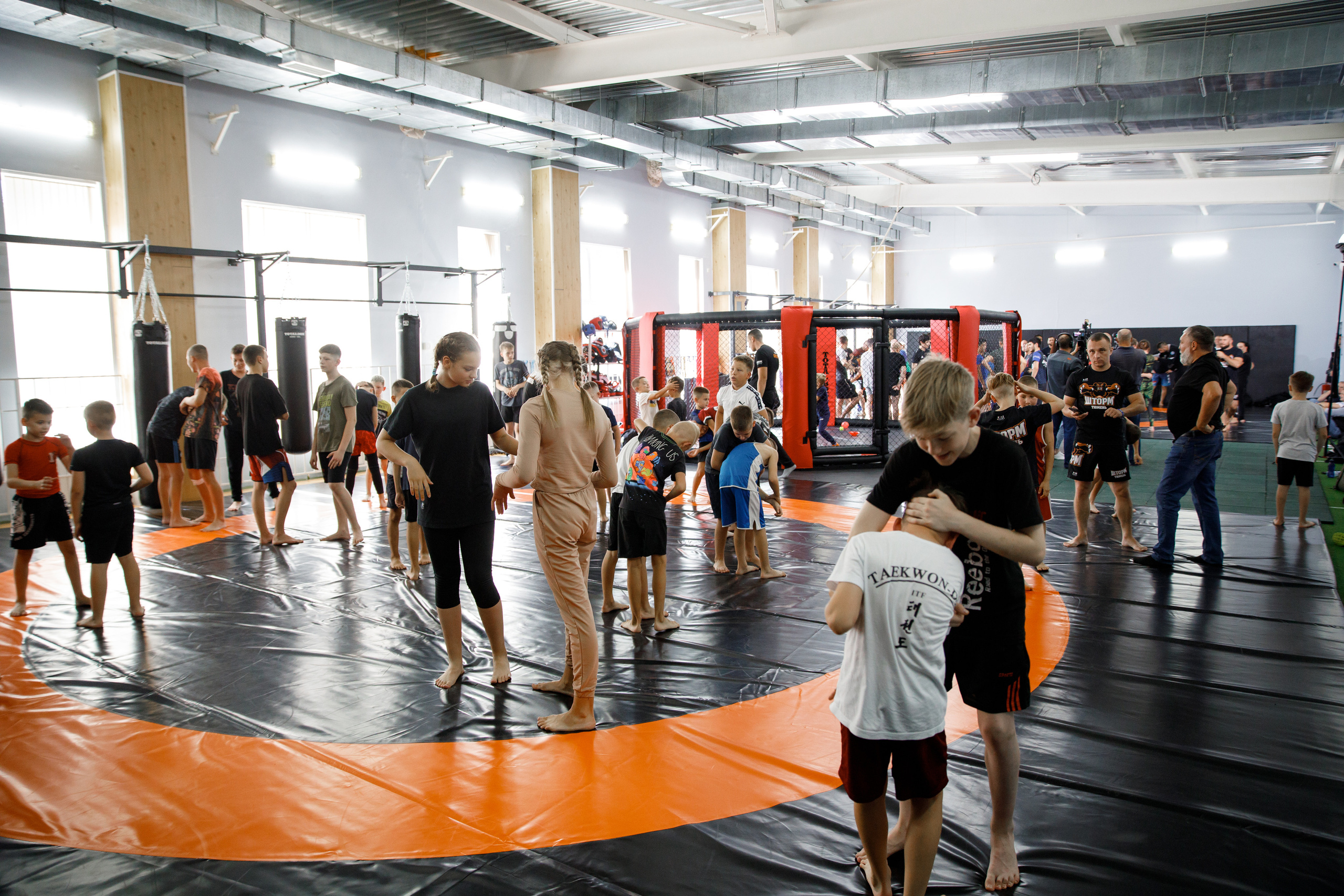 Шторм. Открытие филиала школы единоборств А. Шлеменко в Тюмени. Фотограф Антон Никандров